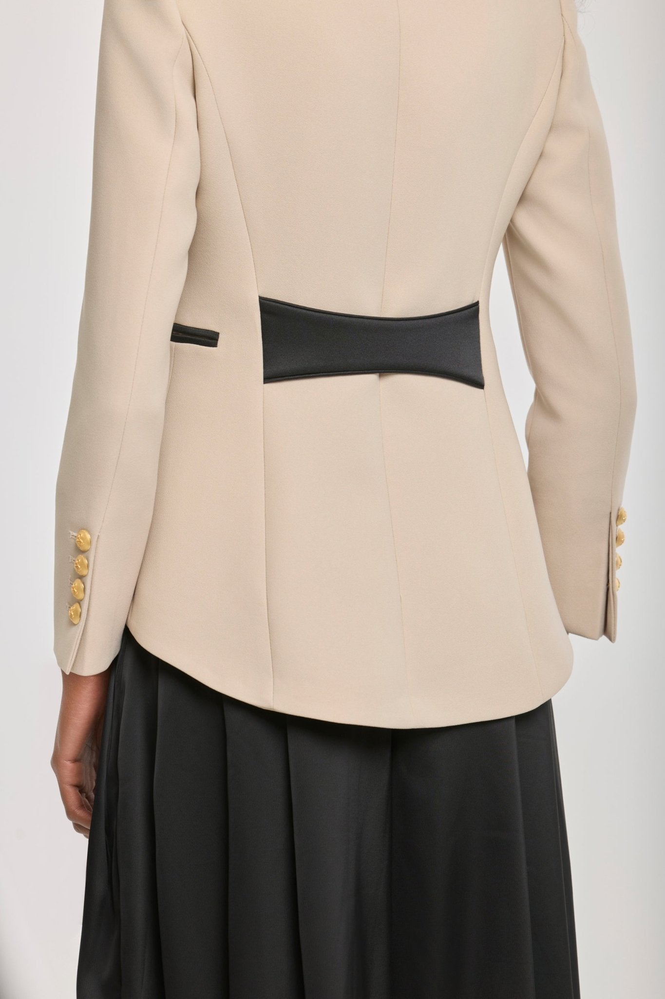 Blazer bordada beige Renata Love Gold de The Extreme Collection con detalles en hilo dorado y con cuello y bolsillos en satén negro