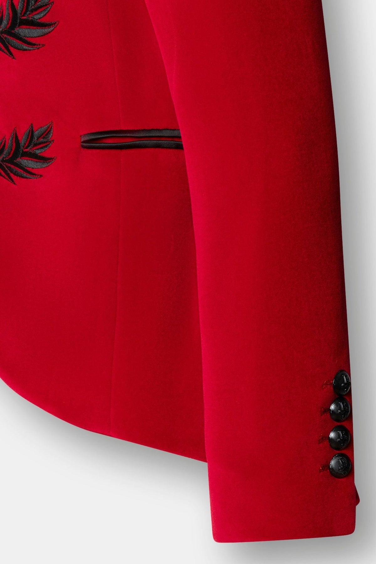 Blazer bordada terciopelo rojo Renata Velvet con bordado en espiga, cuello mao y botones negros. Sostenible y artesanal. Made in Spain.