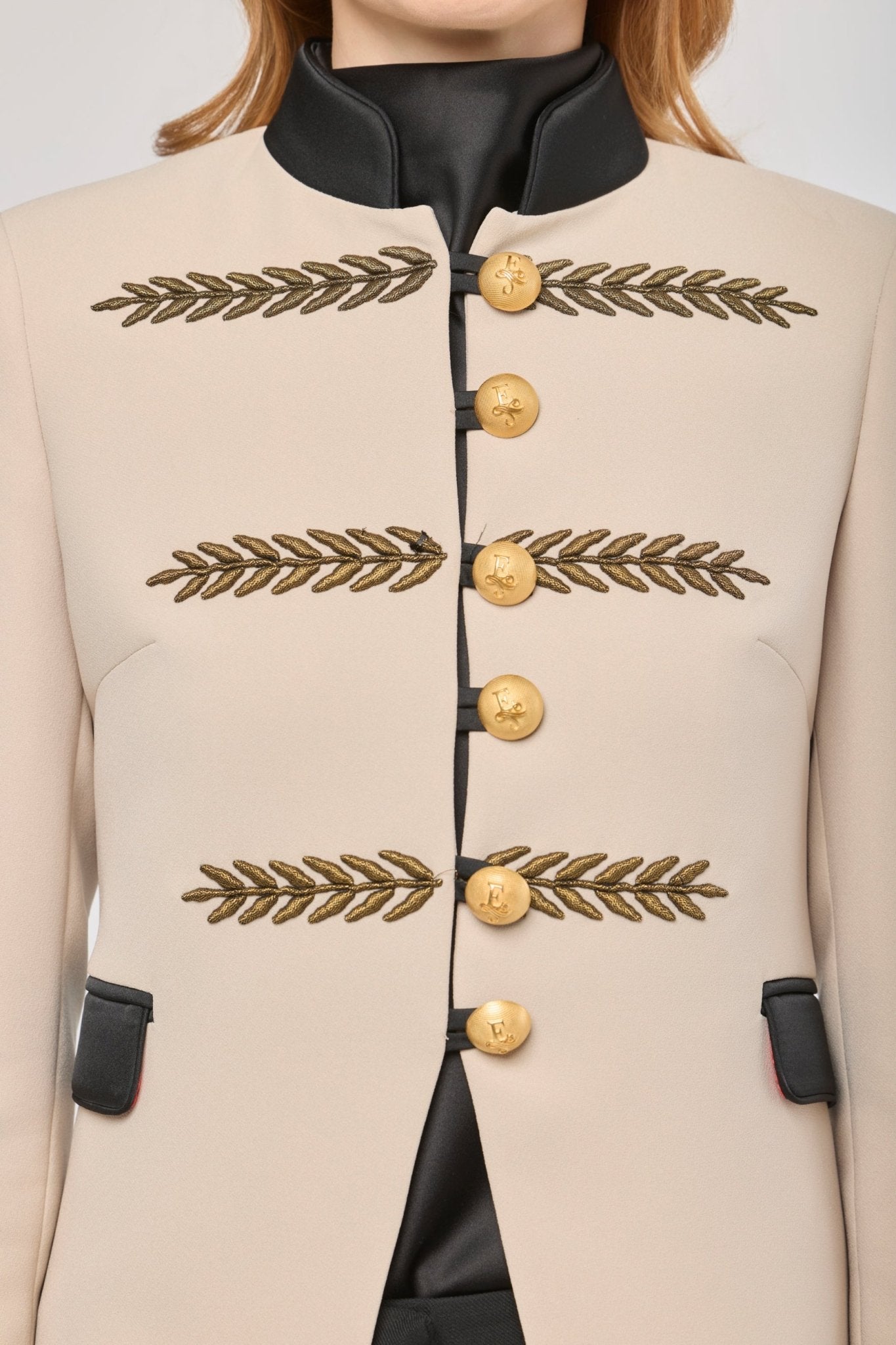 Blazer corta bordada beige Renata Gold de The Extreme Collection en color beige con bordados en hilo dorado.