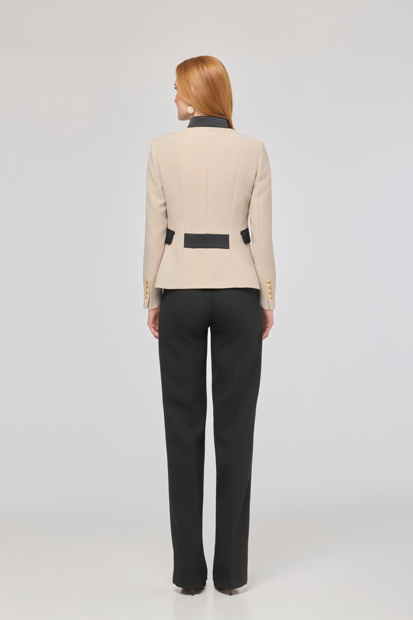 Blazer corta bordada beige Renata Gold de The Extreme Collection en color beige con bordados en hilo dorado.