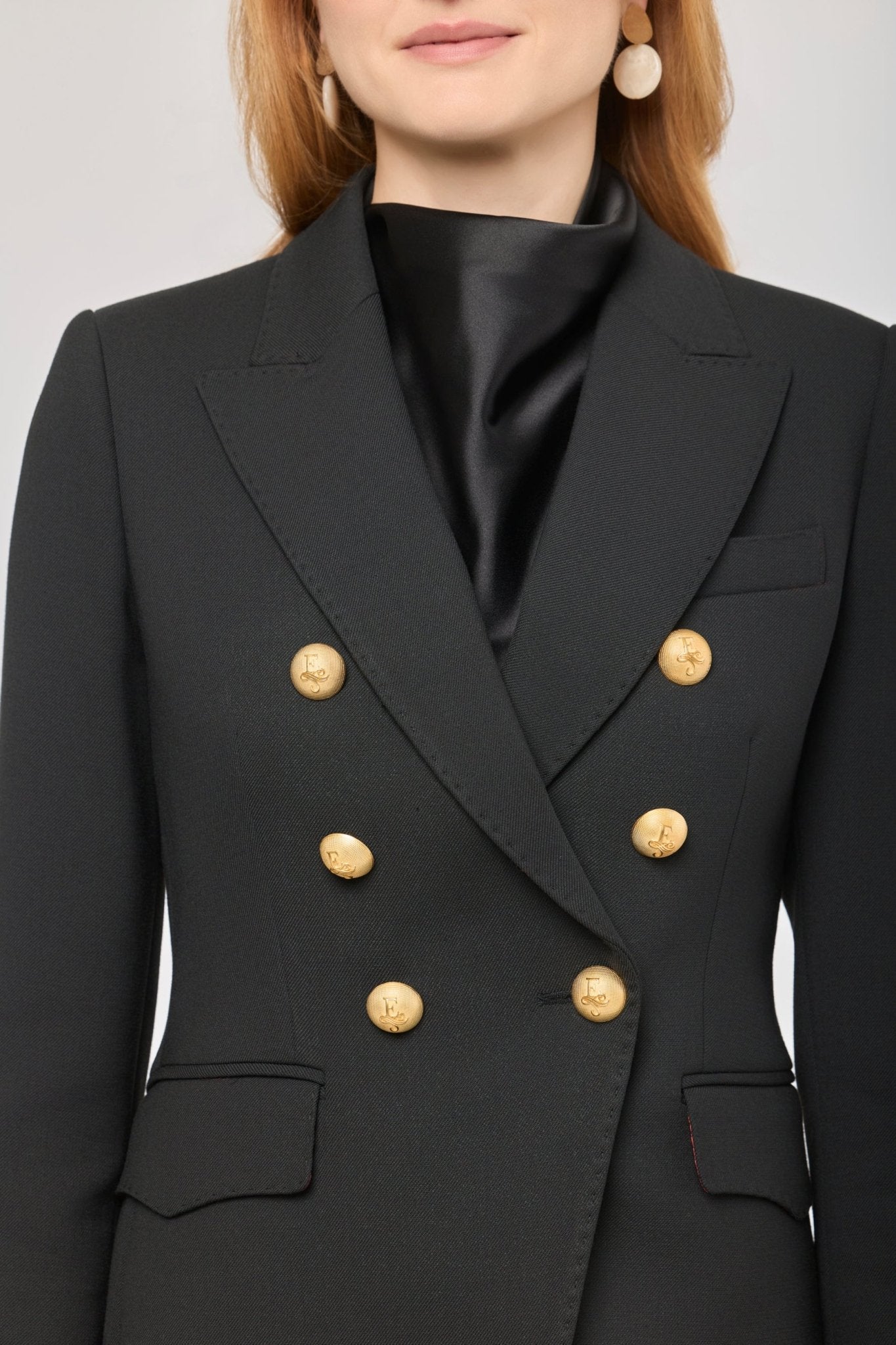 Blazer cruzada negra de doble abotonadura Garcia Vintage 02 de The Extreme Collection con detalle de picado en solapa y bolsillos.