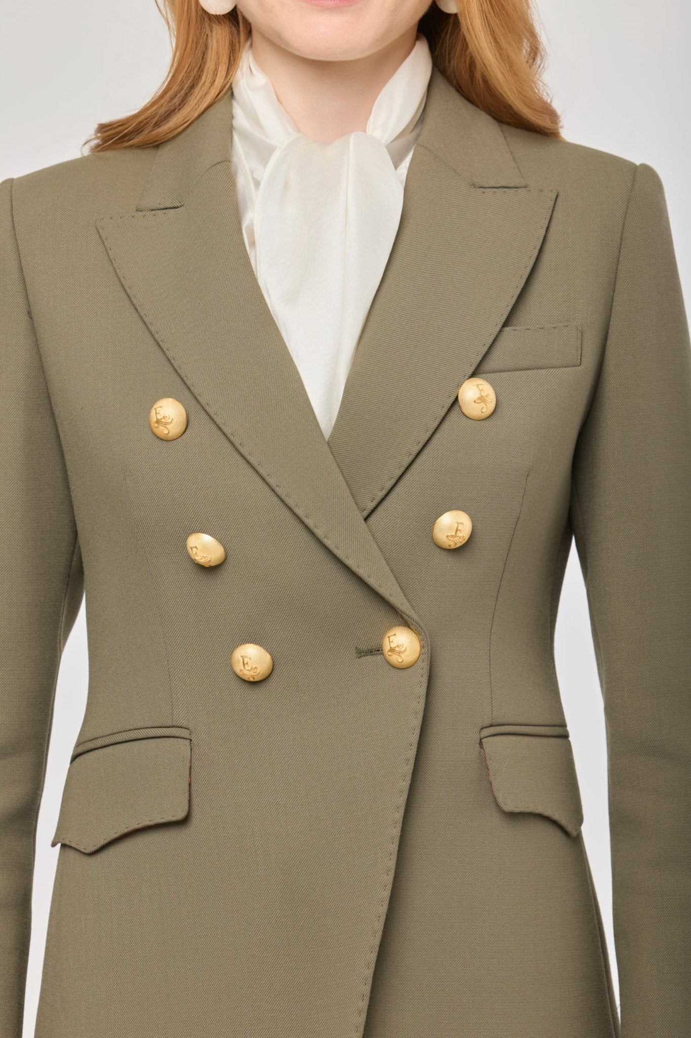 Blazer cruzada verde Garcia Vintage 02 de The Extreme Collection con detalle de picado en solapa y bolsillos.