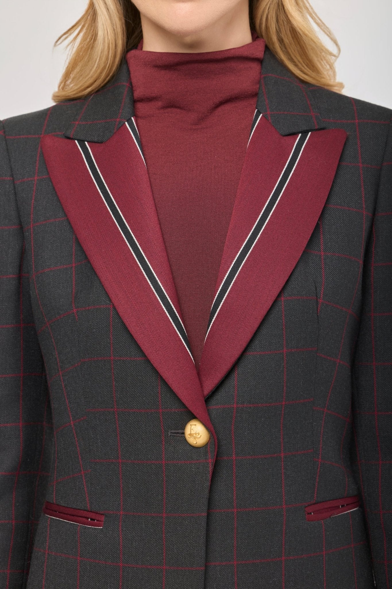 Blazer de lana con solapa en contraste Rowan de The Extreme Collection con diseño de líneas geométricas y solapas en tono burdeos.