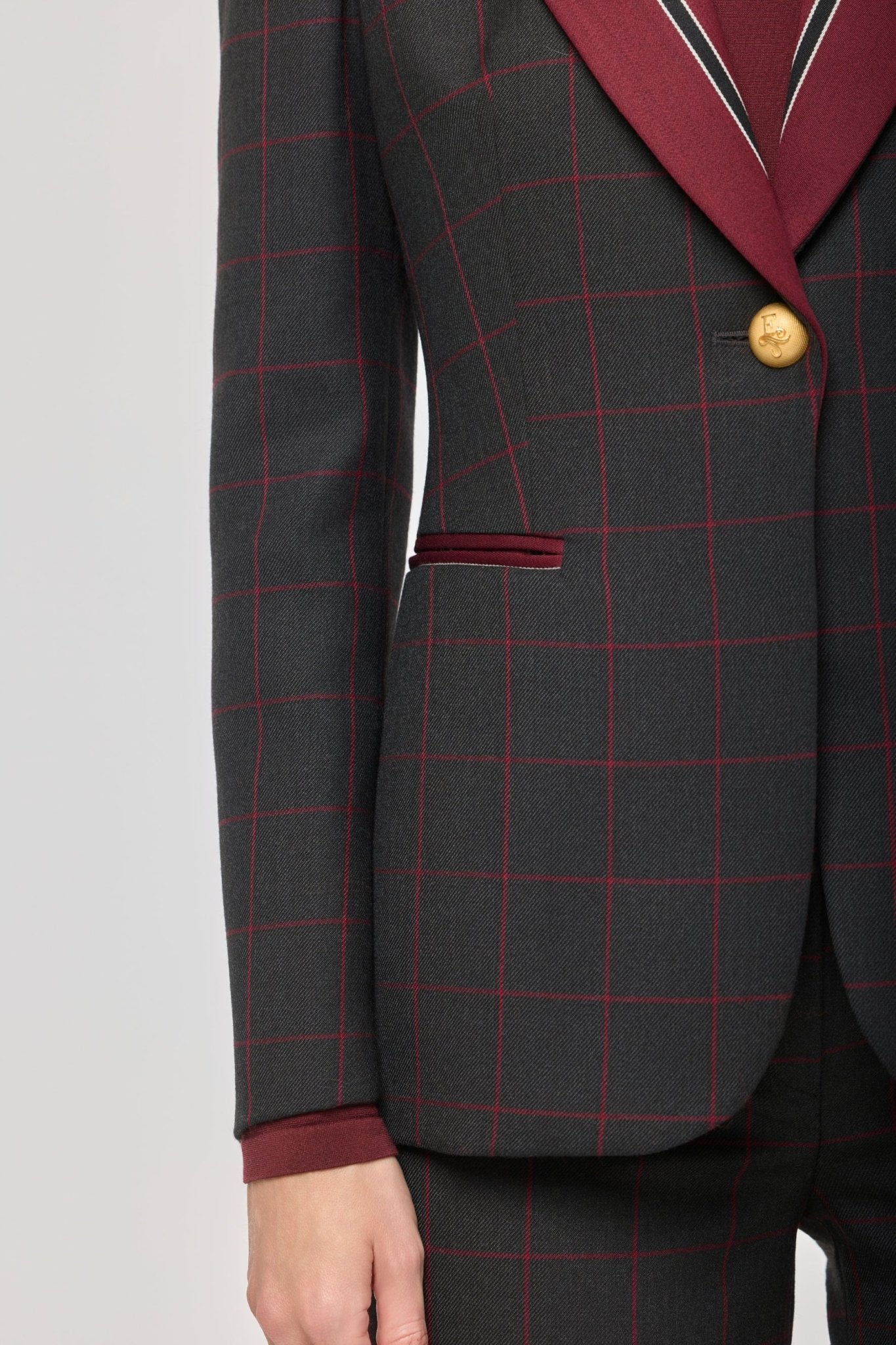 Blazer de lana con solapa en contraste Rowan de The Extreme Collection con diseño de líneas geométricas y solapas en tono burdeos.