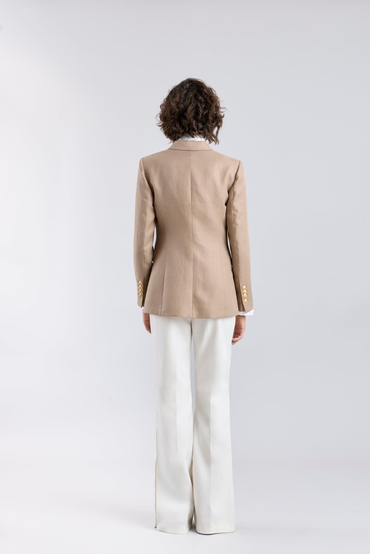 Blazer de lino avellana mujer modelo Leonetta con botón dorado y corte sastre.