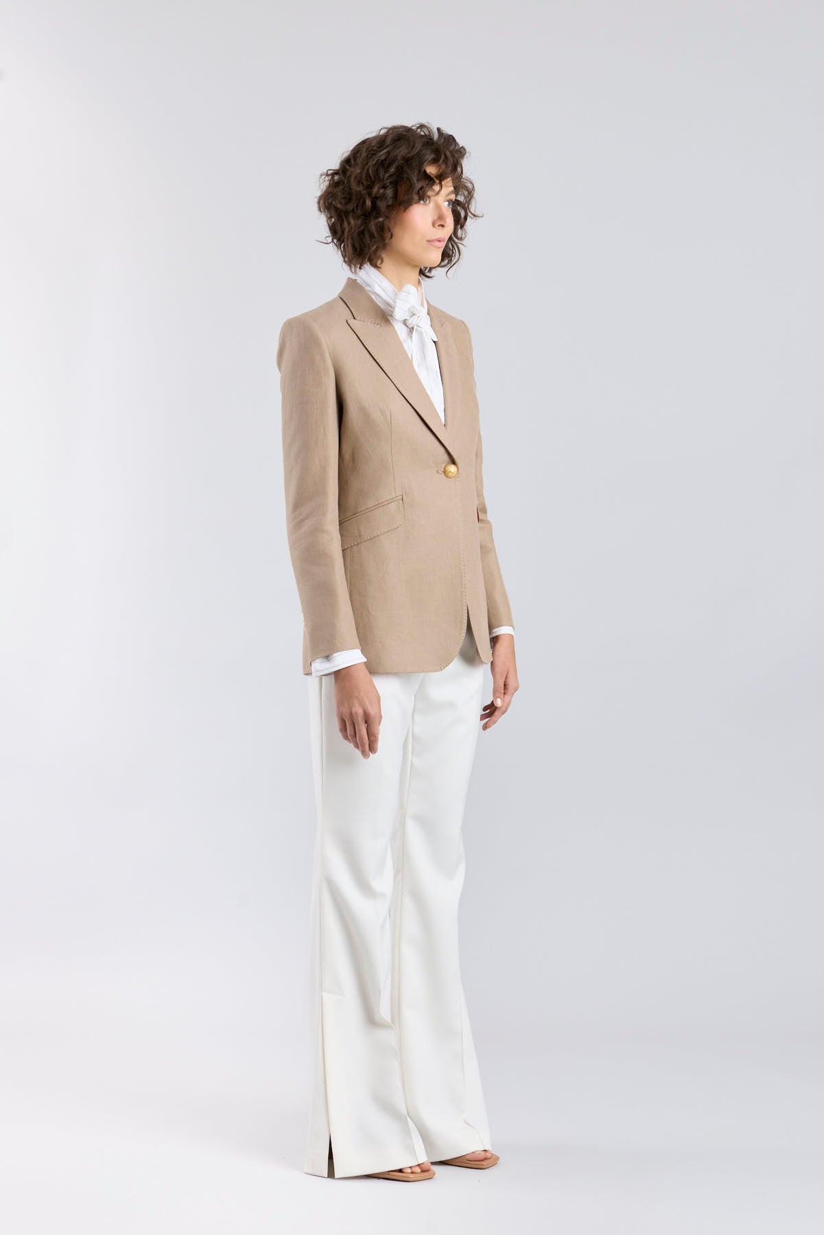 Blazer de lino avellana mujer modelo Leonetta con botón dorado y corte sastre.