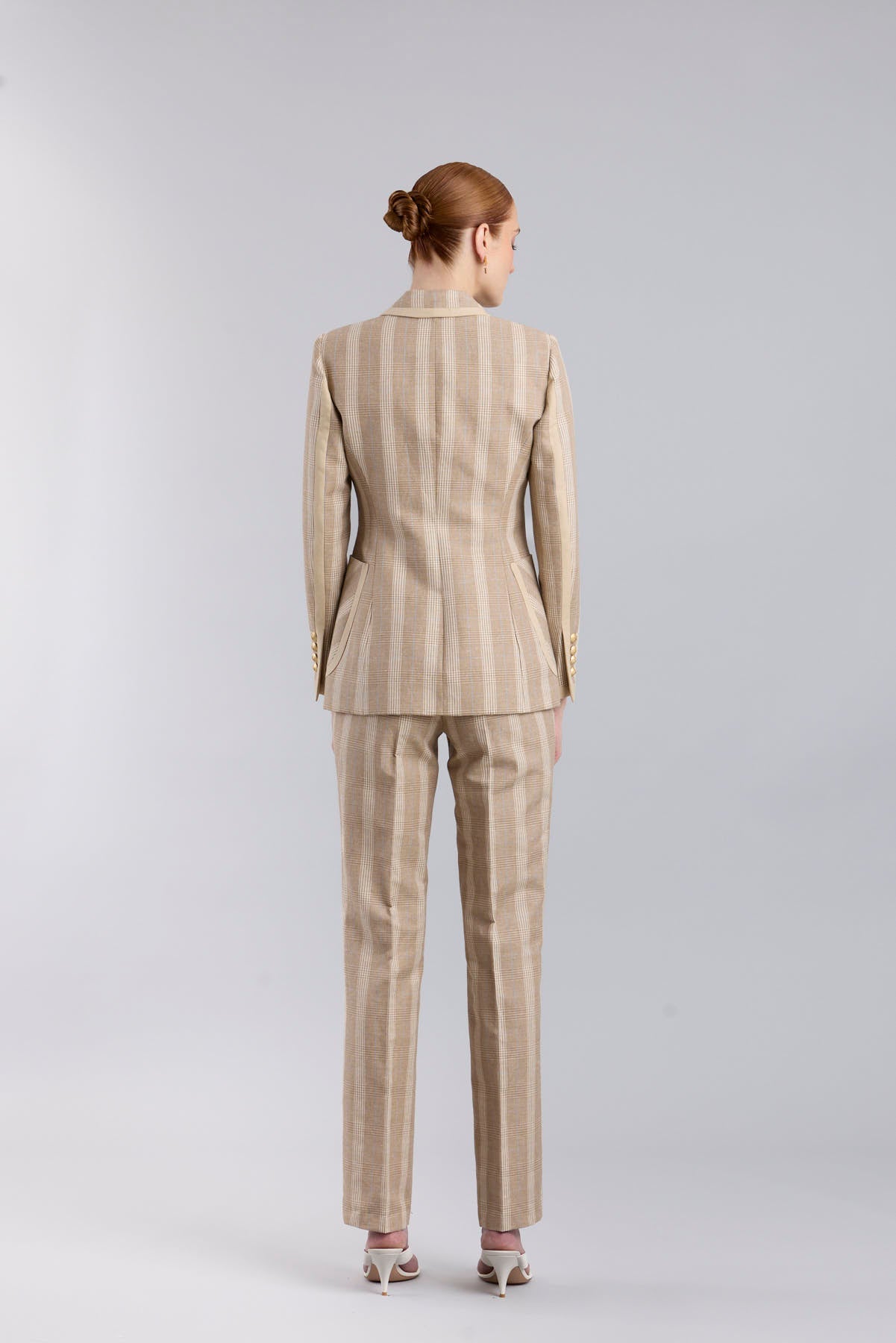 Blazer de lino camel modelo Gilbertine de The Extreme Collection.