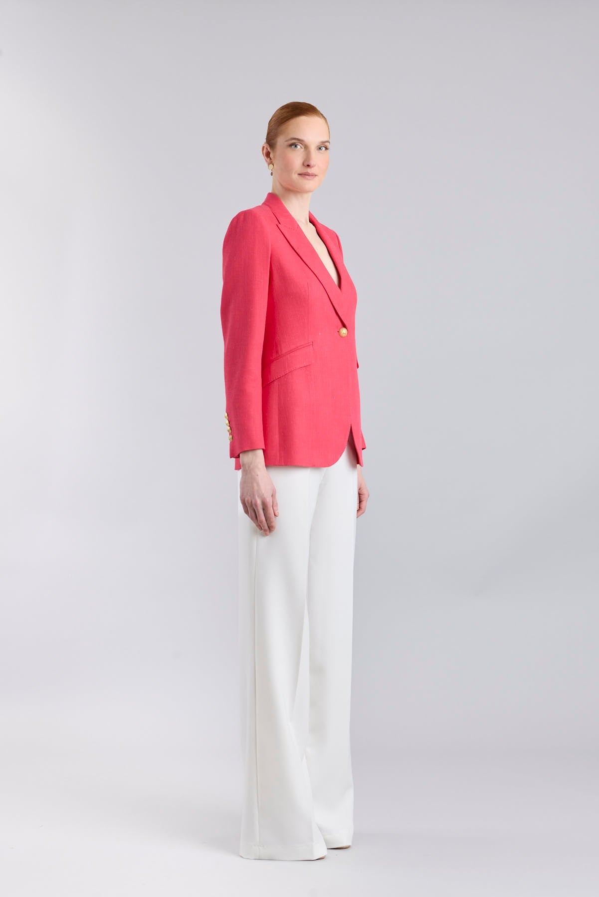Blazer de lino fucsia mujer modelo Sofía de corte sastre impecable.