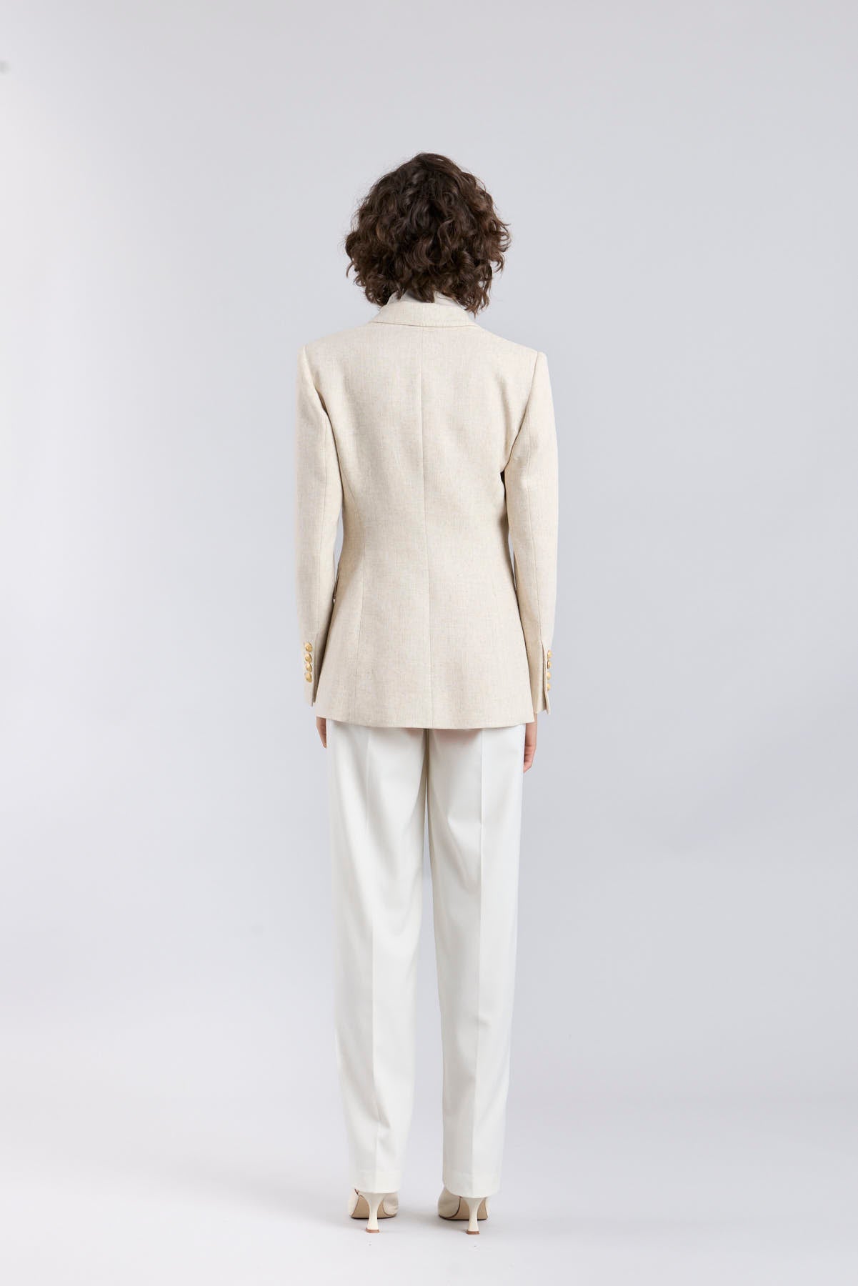 Blazer de lino mujer modelo Sofía en tono beige arena de corte sastre.