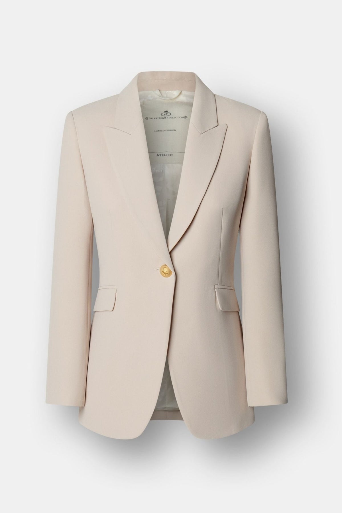 Blazer entallada beige Paris de tejido liso en tono tofe con solapa clásica, botón dorado central y estructura impecable.