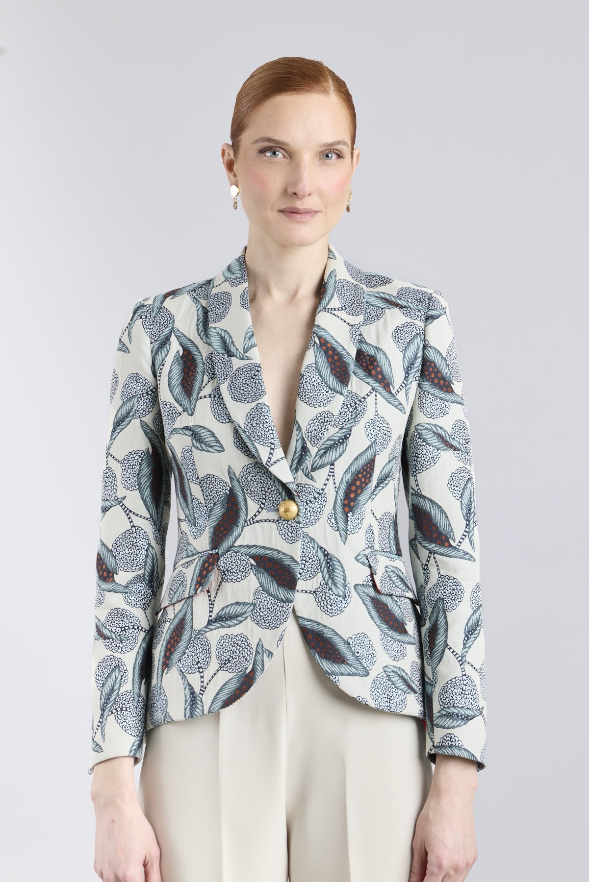 Blazer estampado azul modelo Gilberta con diseño floral de The Extreme Collection.
