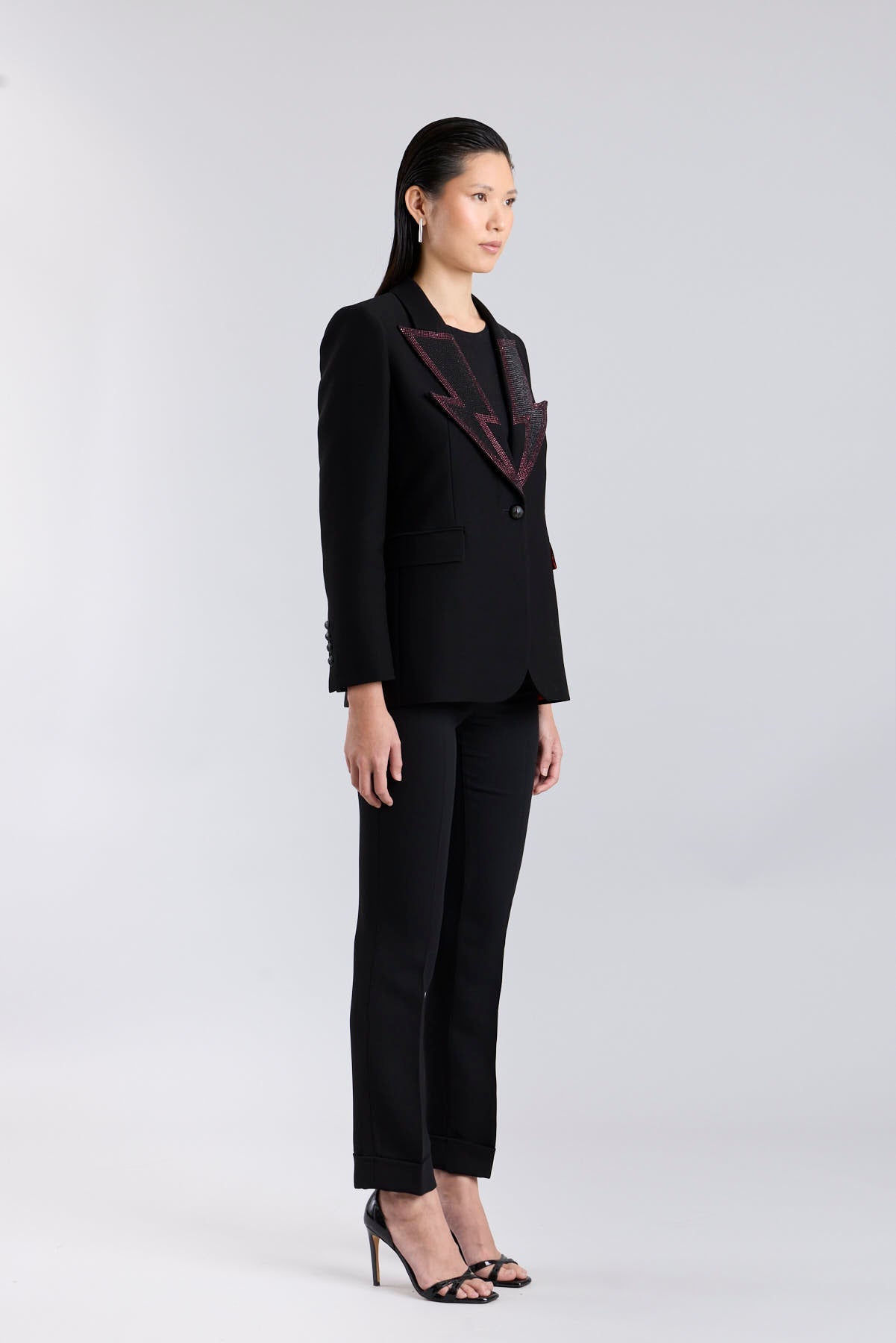 Blazer joya negro modelo Hikaru con aplicaciones ornamentales de The Extreme Collection.