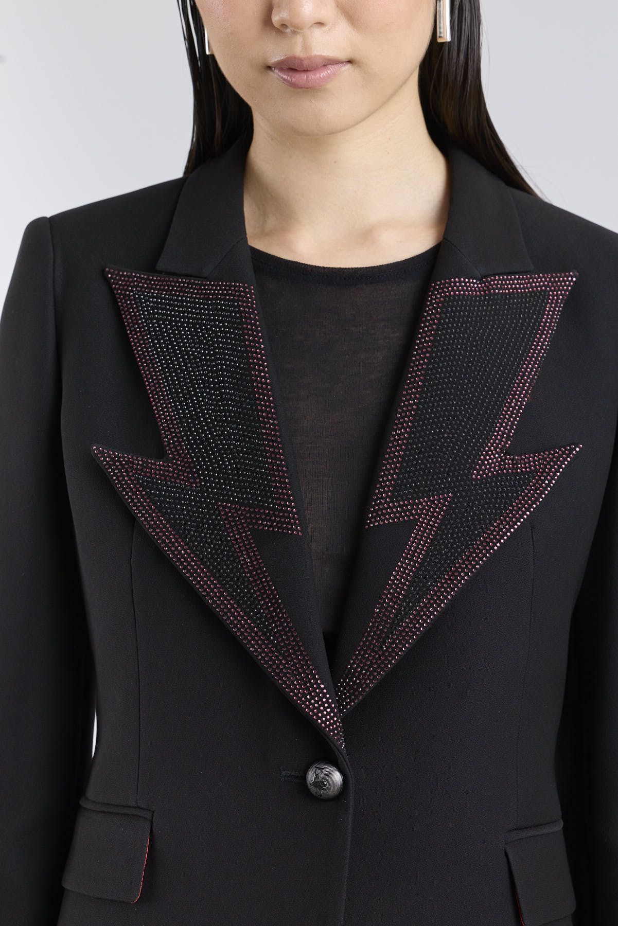 Blazer joya negro modelo Hikaru con aplicaciones ornamentales de The Extreme Collection.