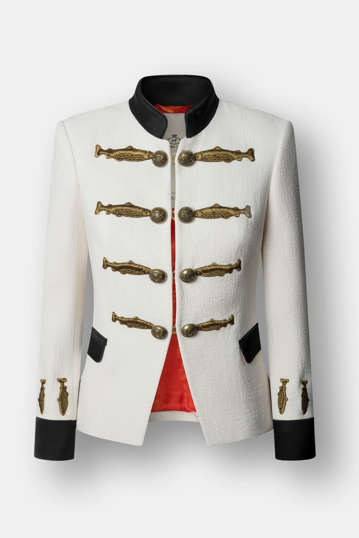 Blazer militar blanco roto Nuvola en tejido de alta estabilidad con cuello mao negro, bordados en oro viejo e insignias metálicas. Artesanal y sostenible.