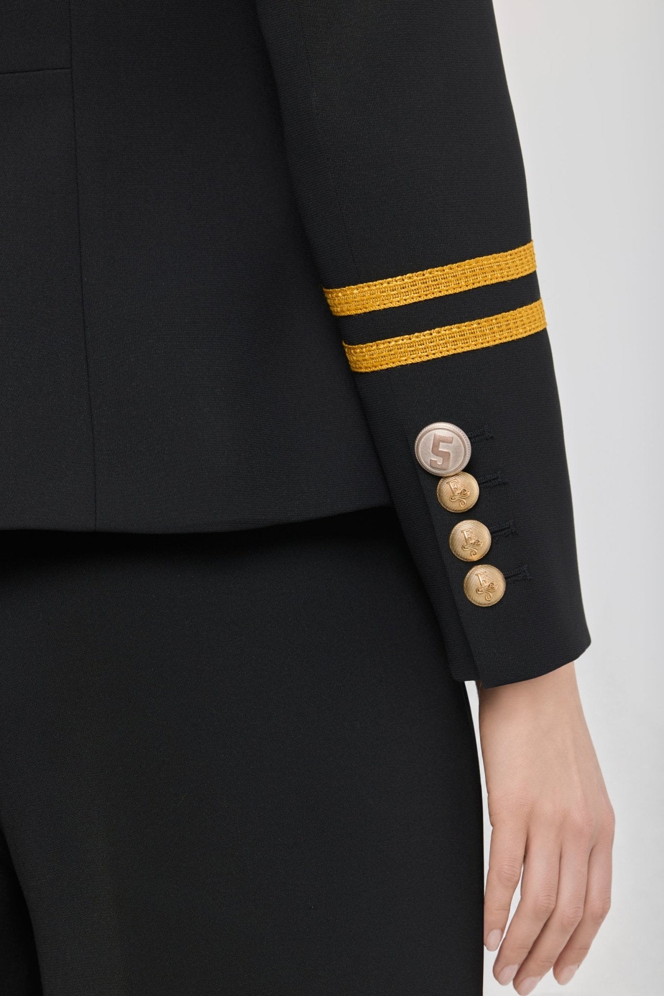 Blazer negra con galones Claudia London de The Extreme Collection con detalle de galones en los hombros y detalles dorados en mangas.