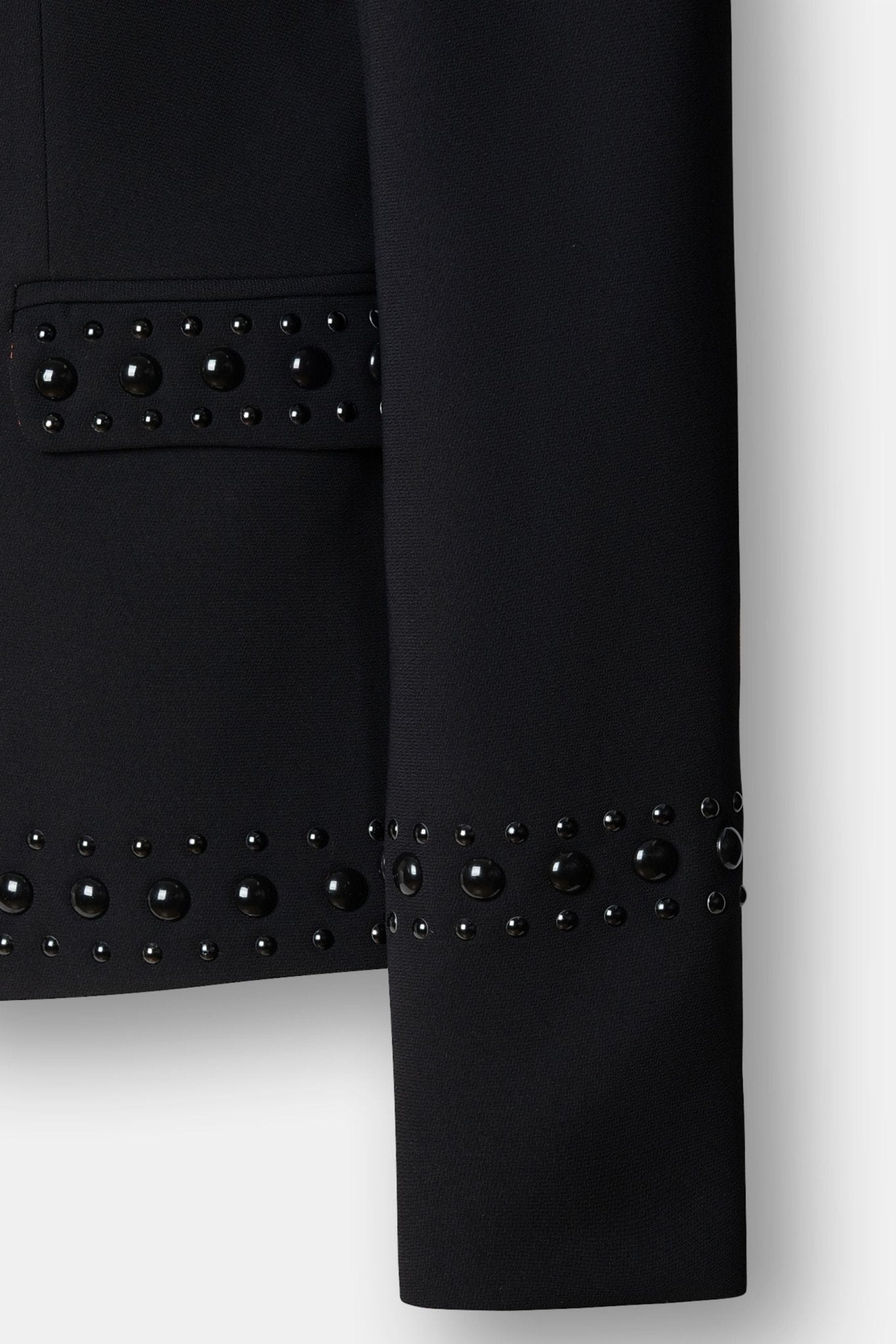Blazer negra con tachuelas Rock Star de The Extreme Collection. Diseño exclusivo en negro con aplicaciones tono sobre tono para un estilo sofisticado y potente.