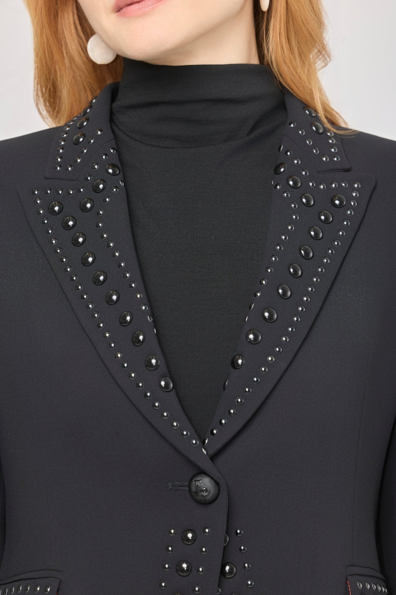 Blazer negra con tachuelas Rock Star de The Extreme Collection. Diseño exclusivo en negro con aplicaciones tono sobre tono para un estilo sofisticado y potente.
