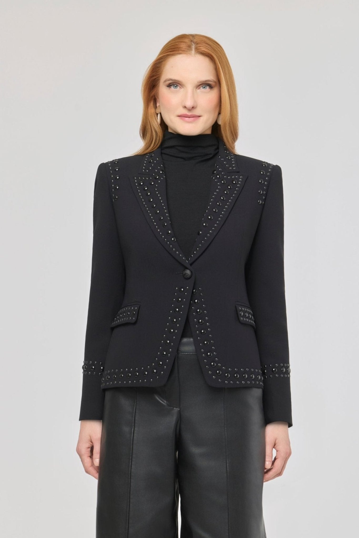 Blazer negra con tachuelas Rock Star de The Extreme Collection. Diseño exclusivo en negro con aplicaciones tono sobre tono para un estilo sofisticado y potente.