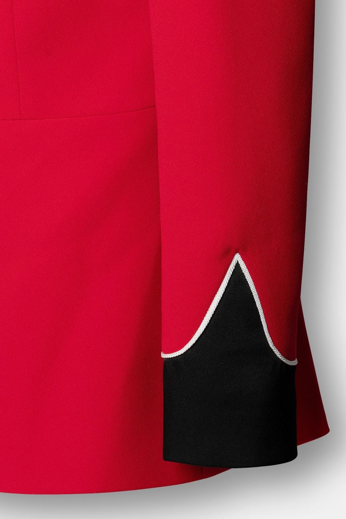 Blazer roja de estilo militar Dominique de The Extreme Collection con detalles en contraste y botones dorados.