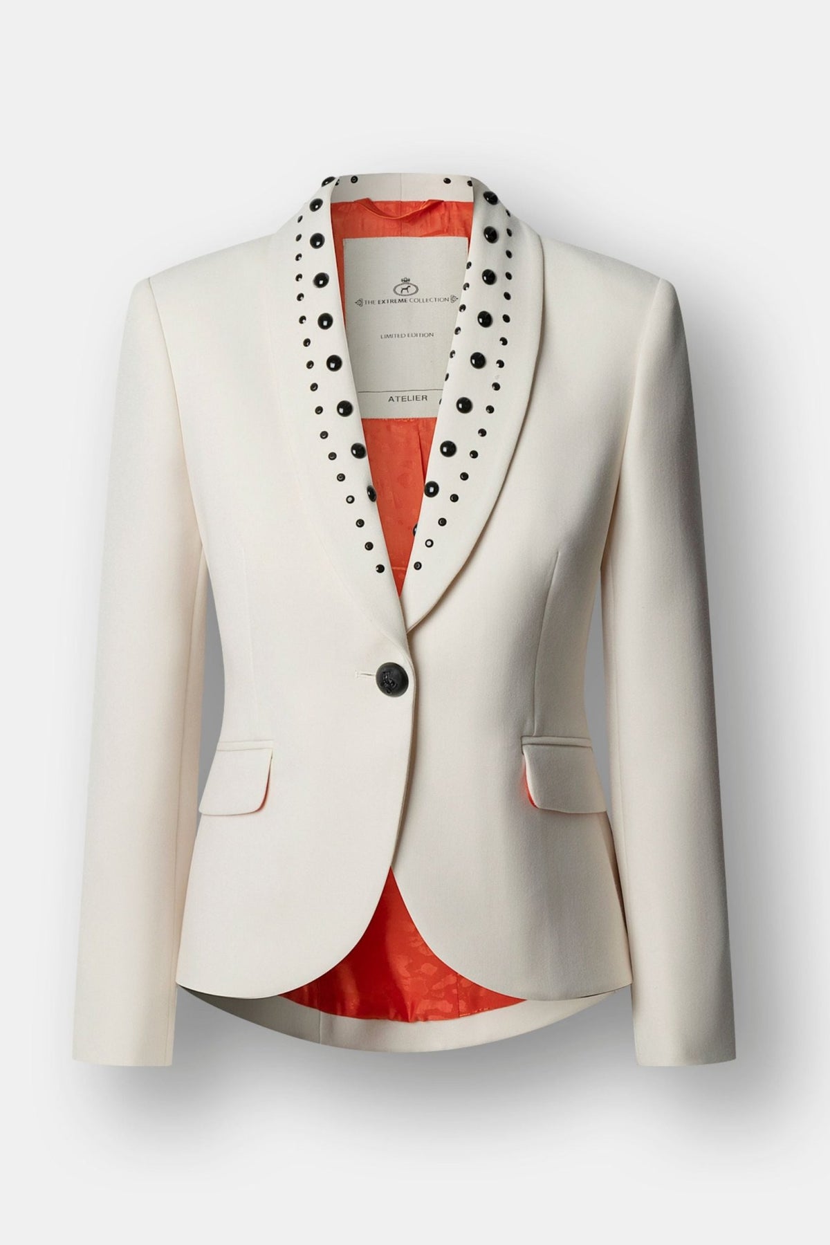 Blazer tachas marfil Eleanore en super crepe color marfil con solapa smoking, detalles de tachas negras colocadas a mano.