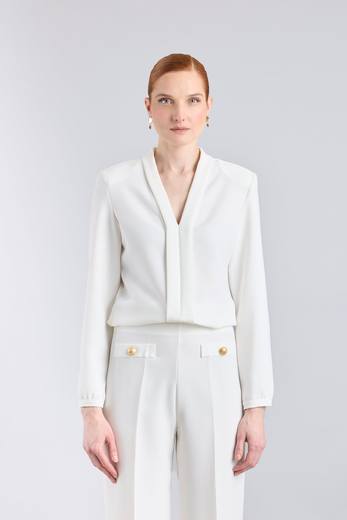 Blusa blanca con cuello tipo esmoquin de The Extreme Collection.
