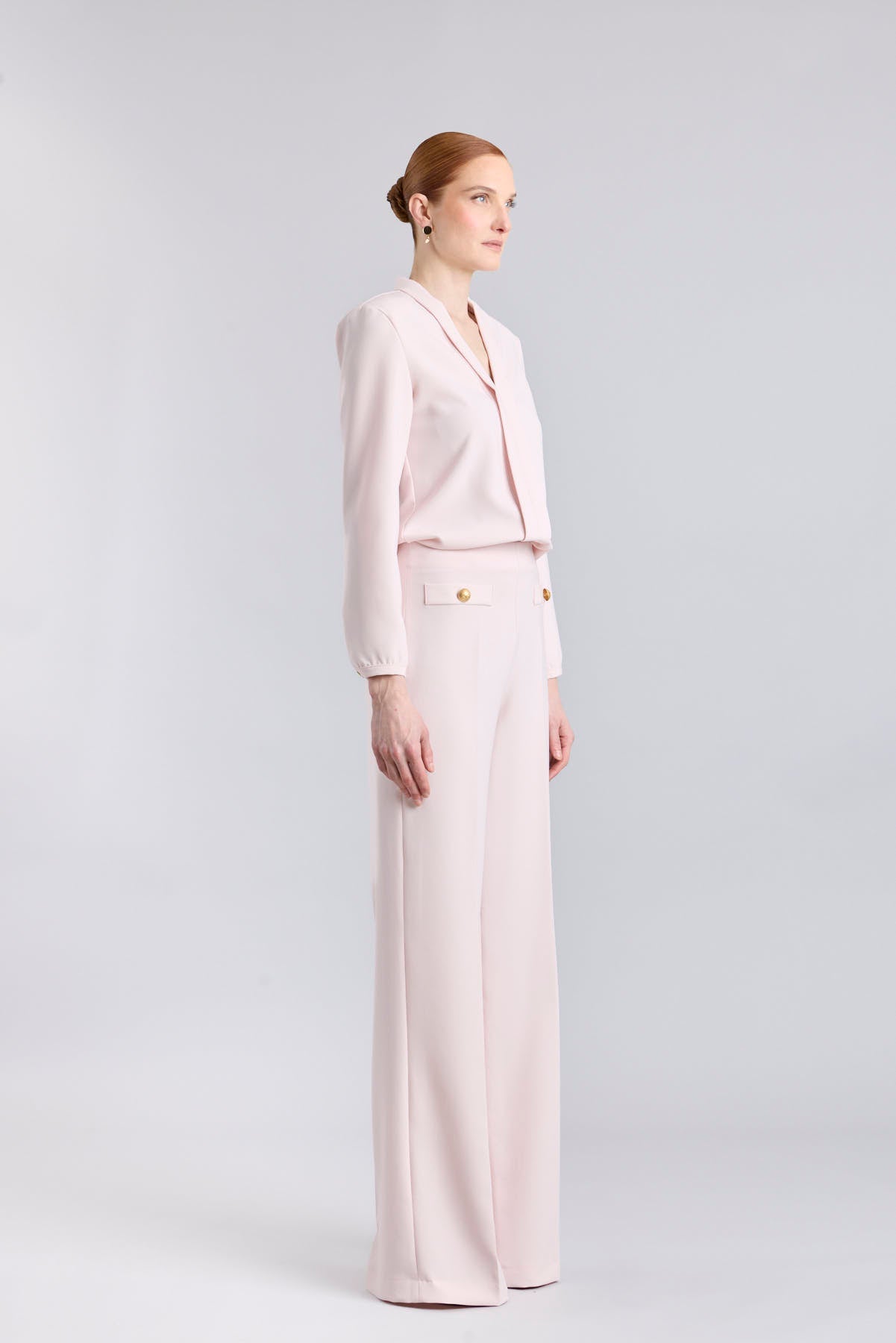 Blusa rosa con cuello tipo esmoquin de The Extreme Collection.