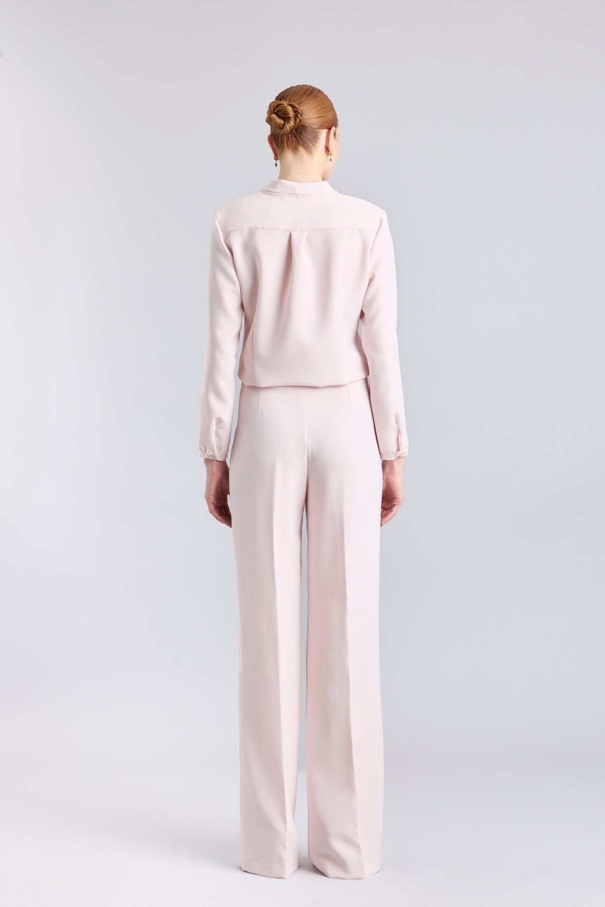 Blusa rosa con cuello tipo esmoquin de The Extreme Collection.