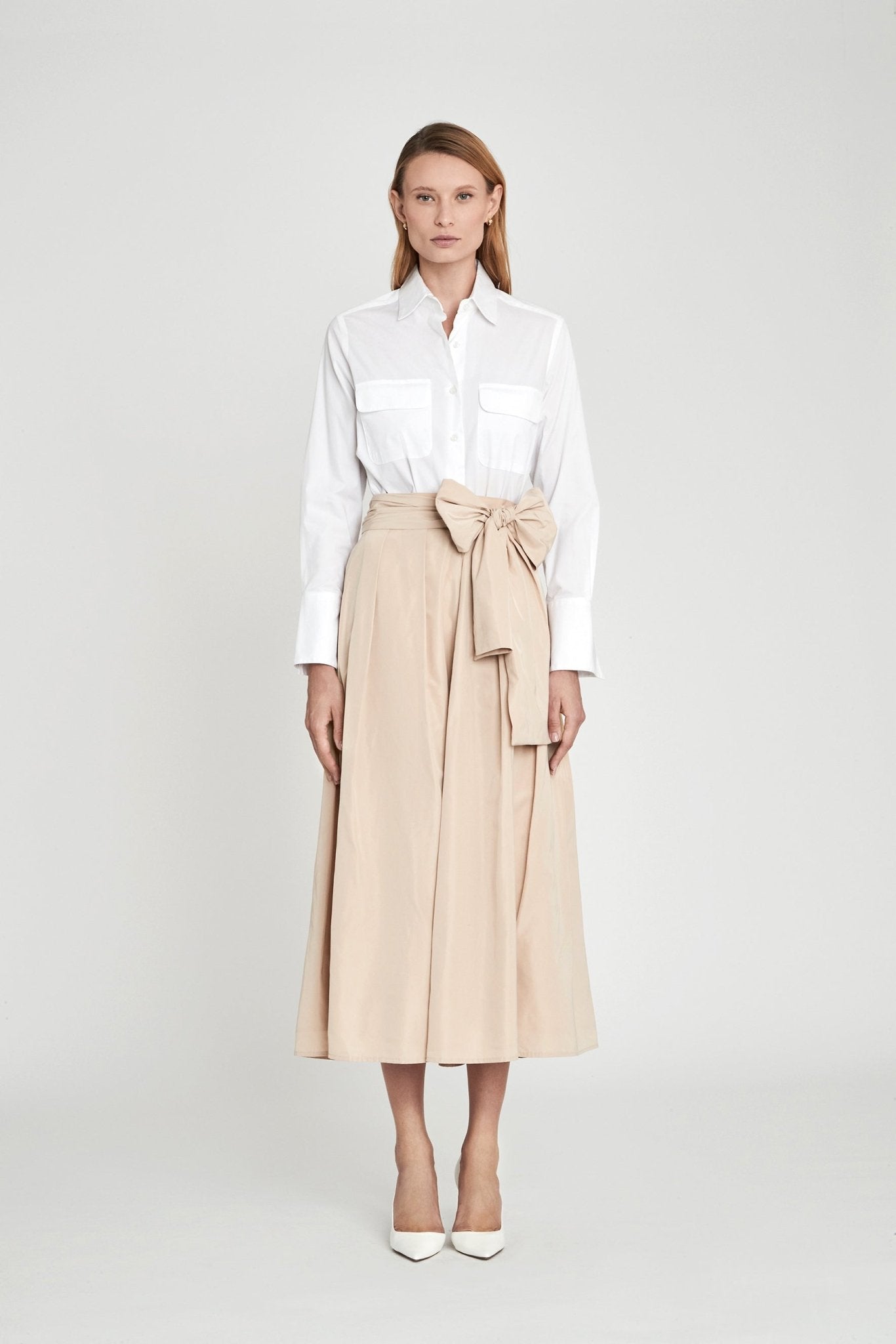 Camisa blanca bolsillos Gabrielle de The Extreme Collection en color blanco con bolsillos delanteros con solapa, cuello camisero clásico y puños estructurados.