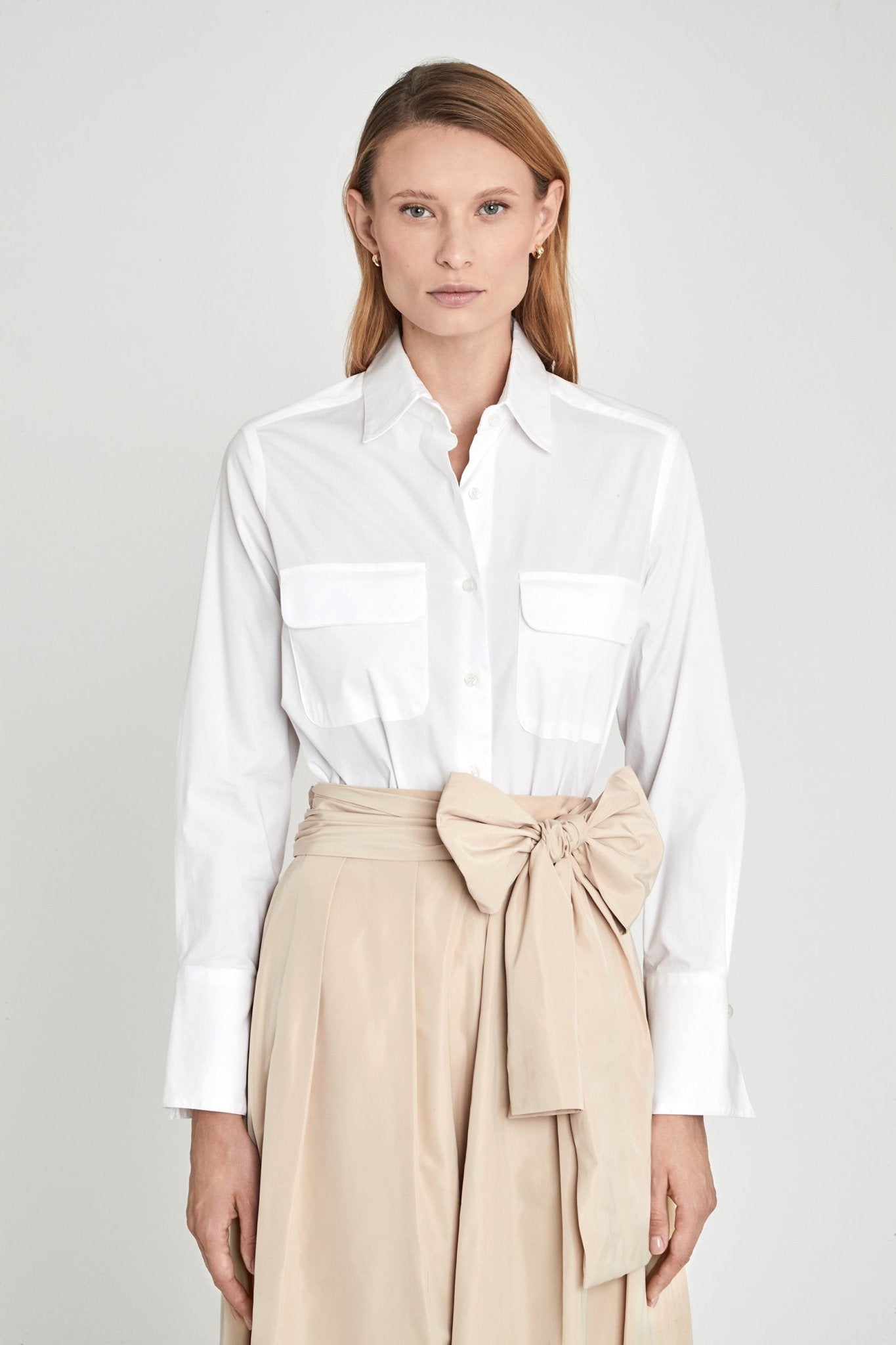 Camisa blanca bolsillos Gabrielle de The Extreme Collection en color blanco con bolsillos delanteros con solapa, cuello camisero clásico y puños estructurados.