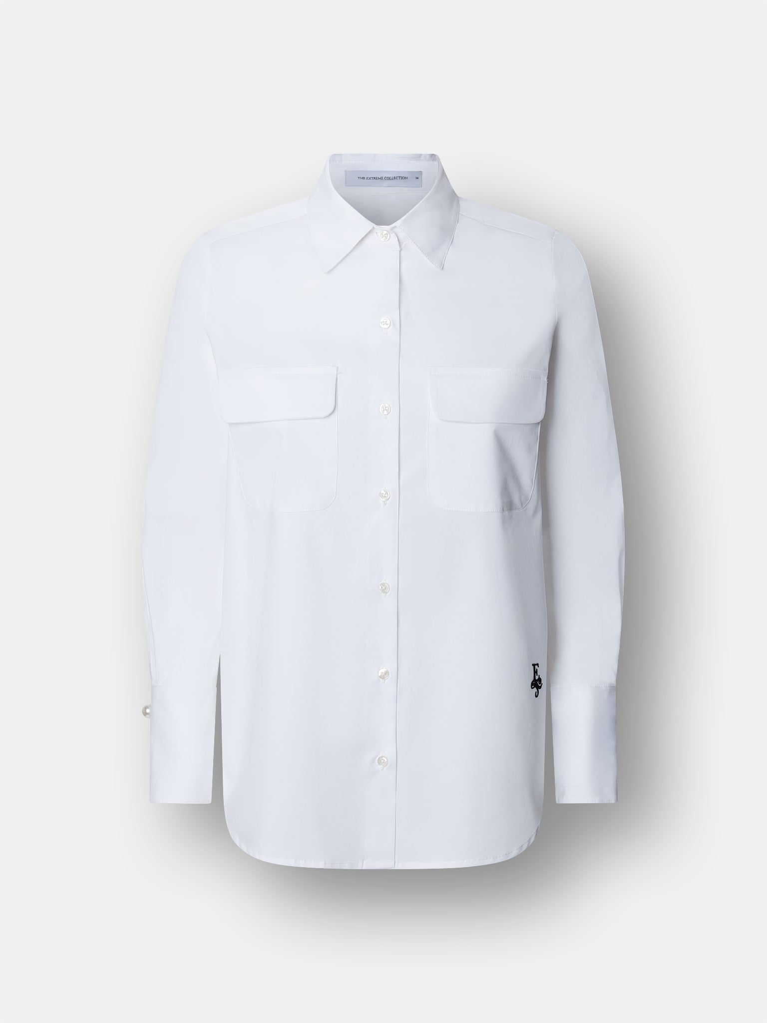 Camisa blanca bolsillos Gabrielle de The Extreme Collection en color blanco con bolsillos delanteros con solapa, cuello camisero clásico y puños estructurados.