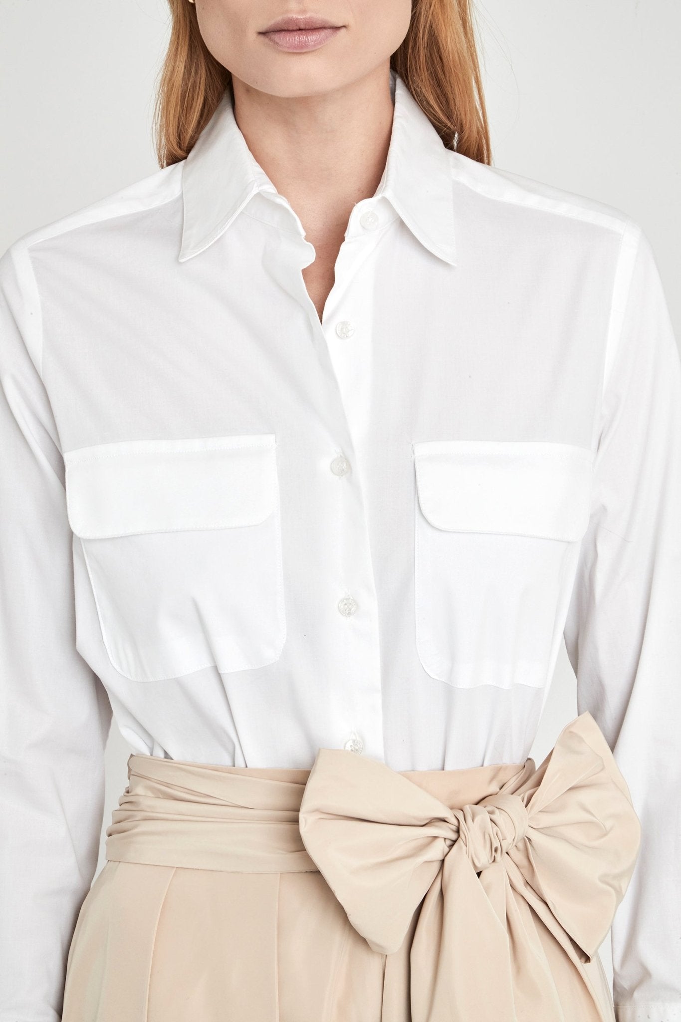 Camisa blanca bolsillos Gabrielle de The Extreme Collection en color blanco con bolsillos delanteros con solapa, cuello camisero clásico y puños estructurados.