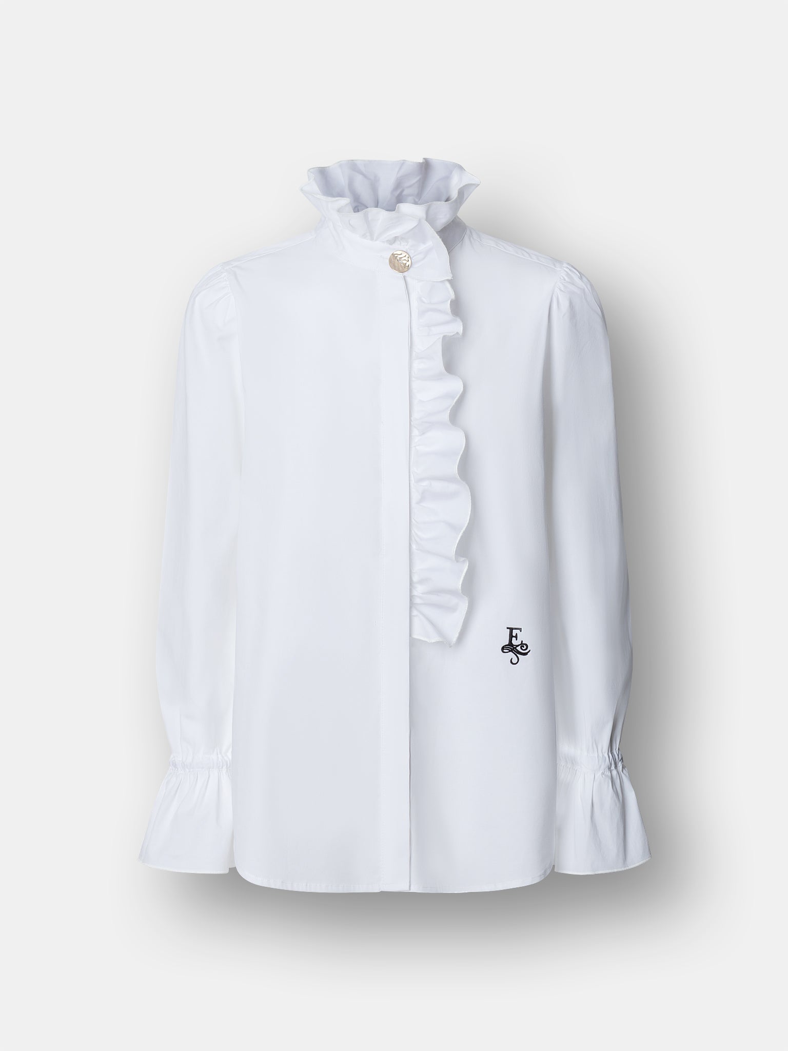 Camisa blanca con volante Boheme de The Extreme Collection en color blanco con elegante volante frontal, cuello alto y puños acampanados.