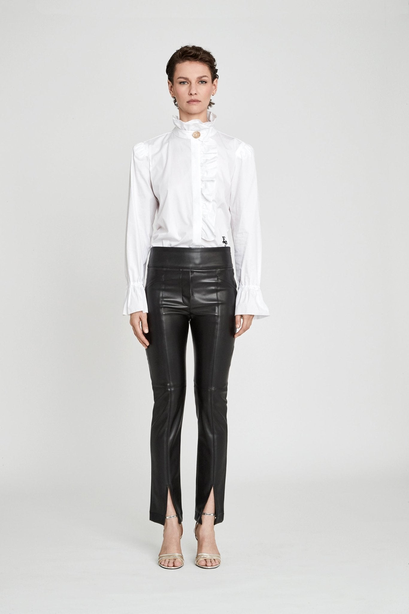 Camisa blanca con volante Boheme de The Extreme Collection en color blanco con elegante volante frontal, cuello alto y puños acampanados.
