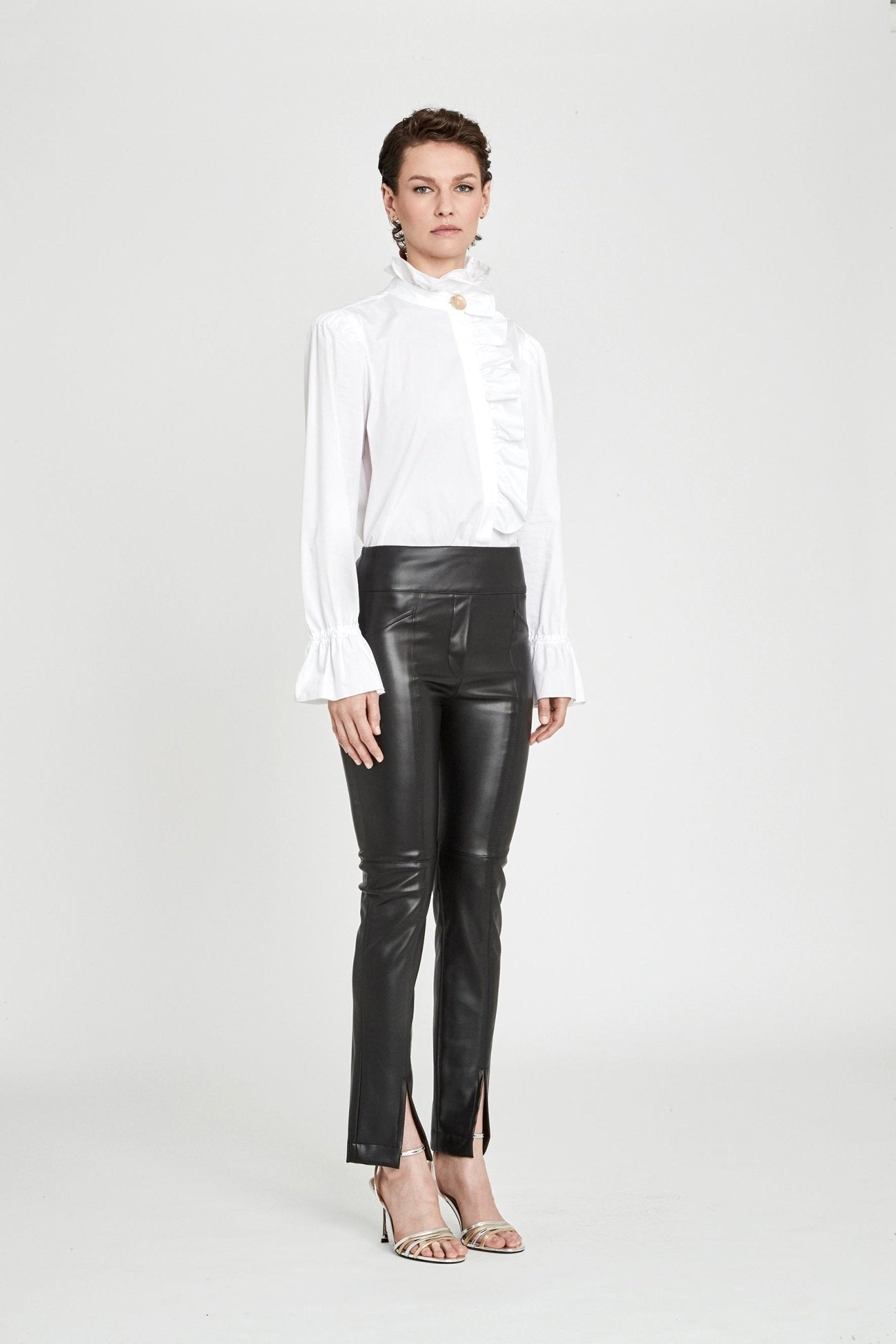 Camisa blanca con volante Boheme de The Extreme Collection en color blanco con elegante volante frontal, cuello alto y puños acampanados.