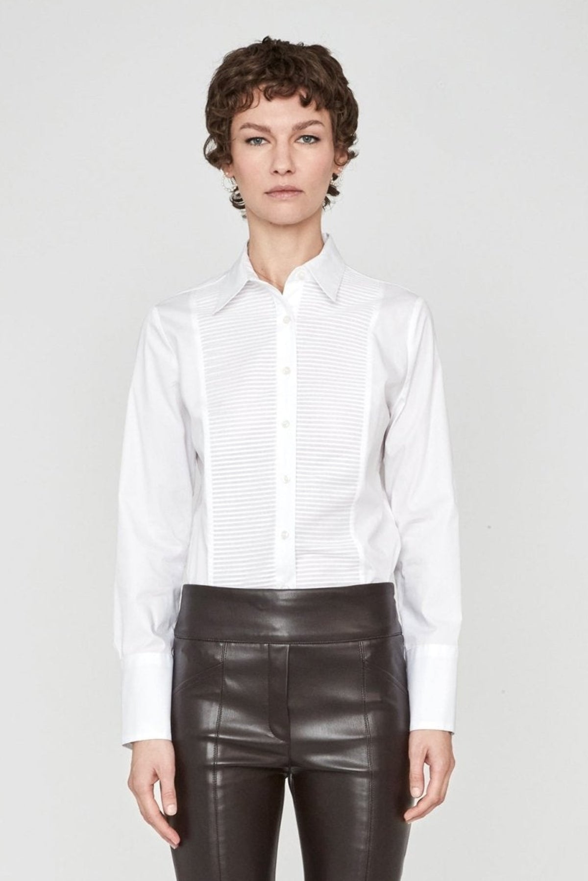Camisa blanca con jaretas  Piero de The Extreme Collection en color blanco con finas jaretas frontales, cuello camisero clásico y puños estructurados.