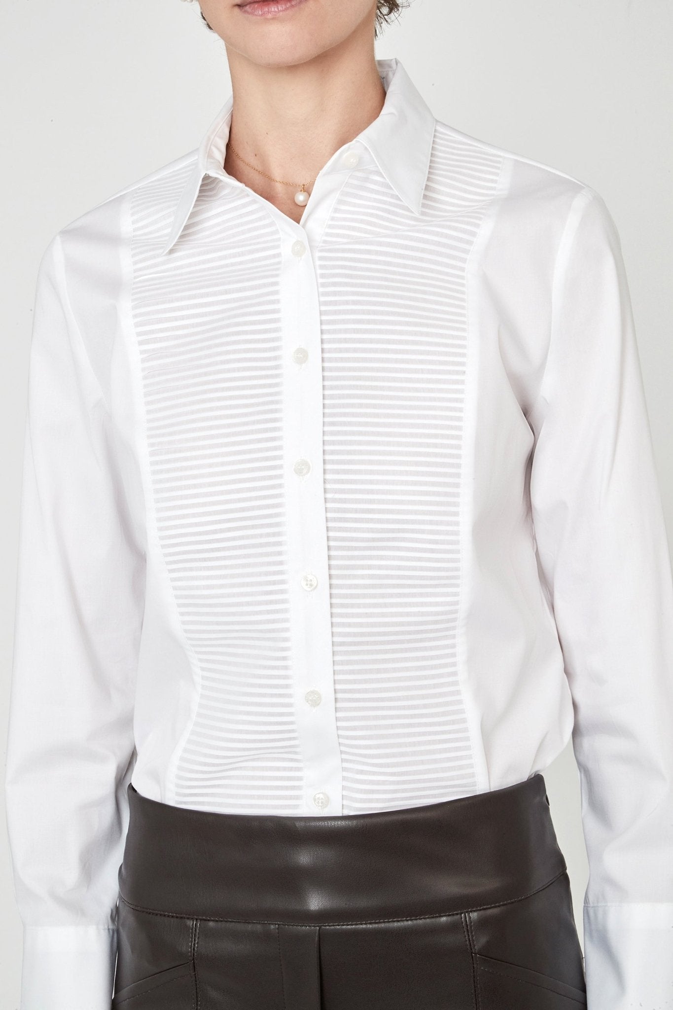 Camisa blanca con jaretas  Piero de The Extreme Collection en color blanco con finas jaretas frontales, cuello camisero clásico y puños estructurados.