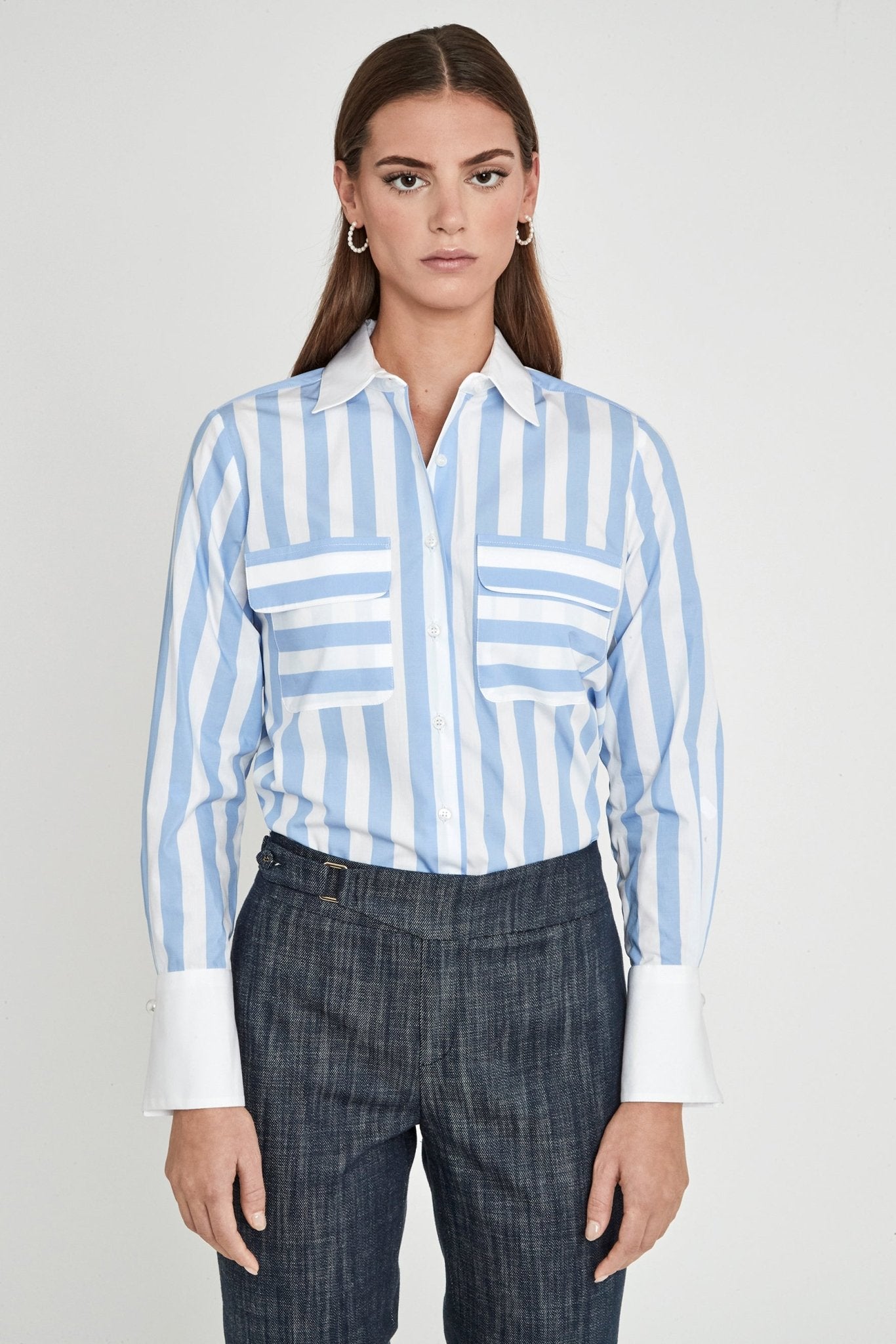Camisa rayas celeste Gabrielle de The Extreme Collection en rayas celestes y blancas con bolsillos frontales, cuello y puños estructurados en contraste.