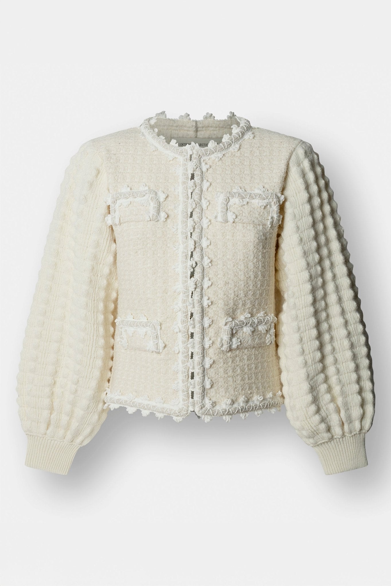 Cárdigan estructurado blanco de punto para mujer con estética estilo tweed, mangas abullonadas y ribetes detallados.