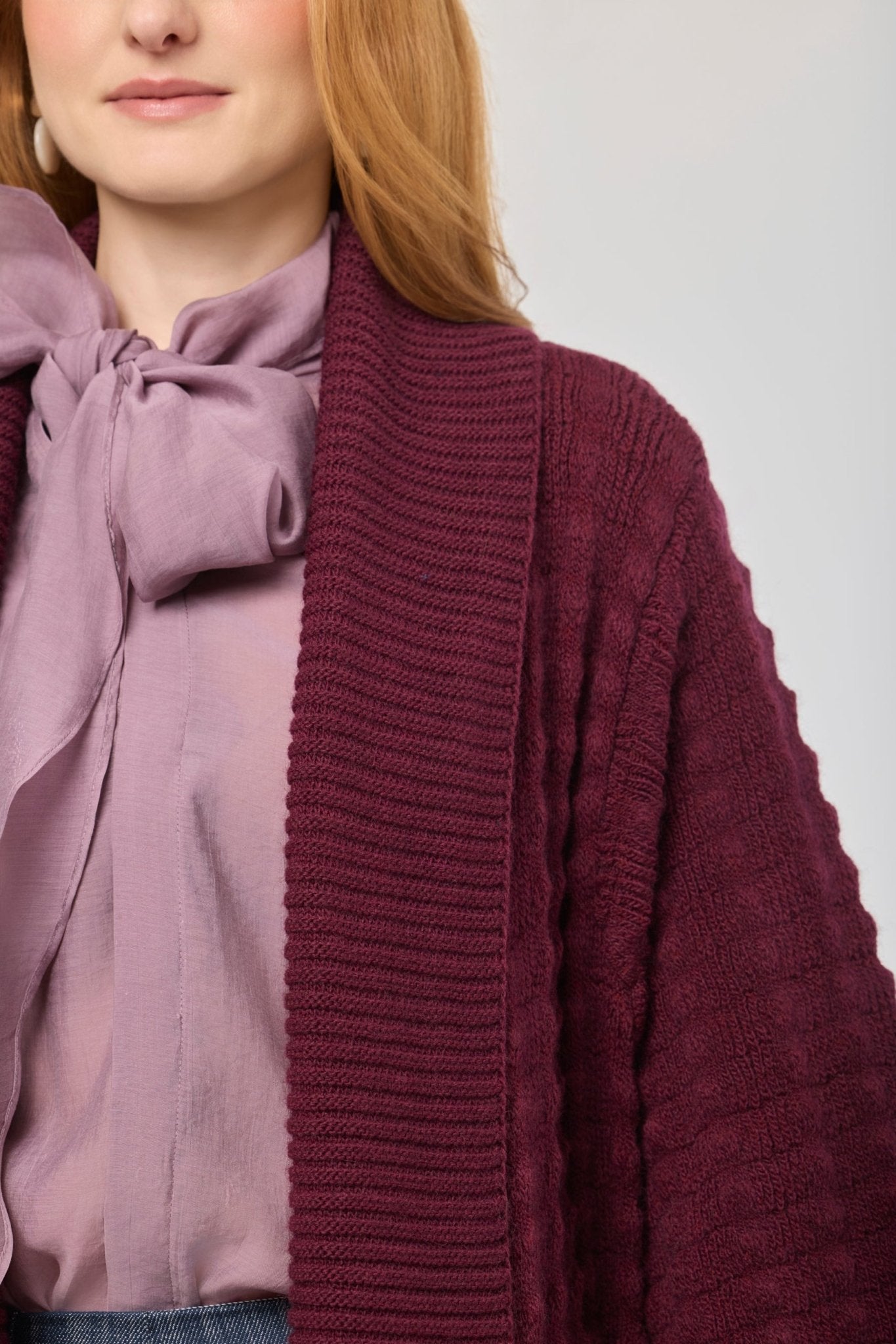 Cárdigan largo granate de punto para mujer Dominic con mangas de textura geométrica y diseño minimalista.
