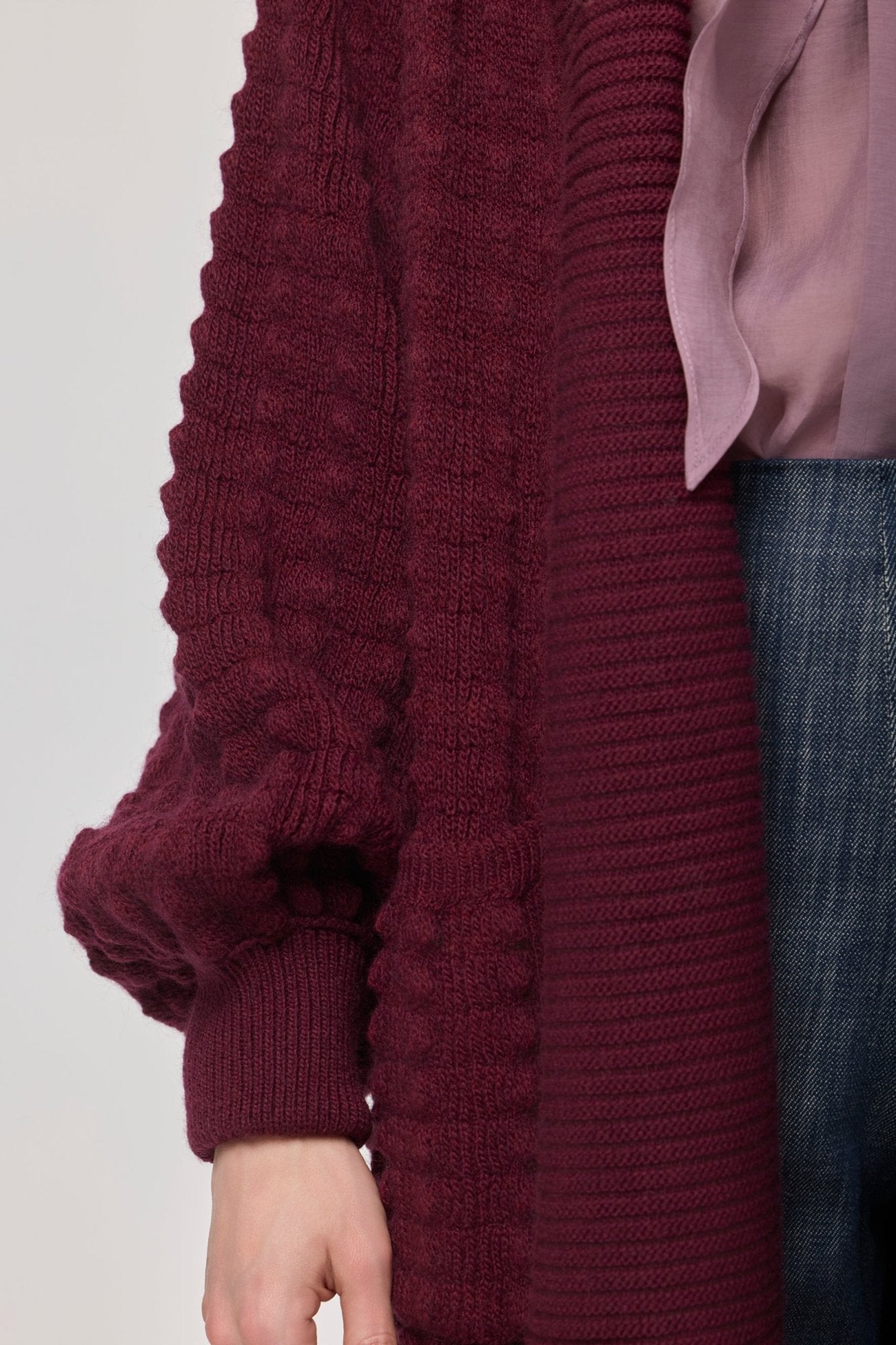 Cárdigan largo granate de punto para mujer Dominic con mangas de textura geométrica y diseño minimalista.