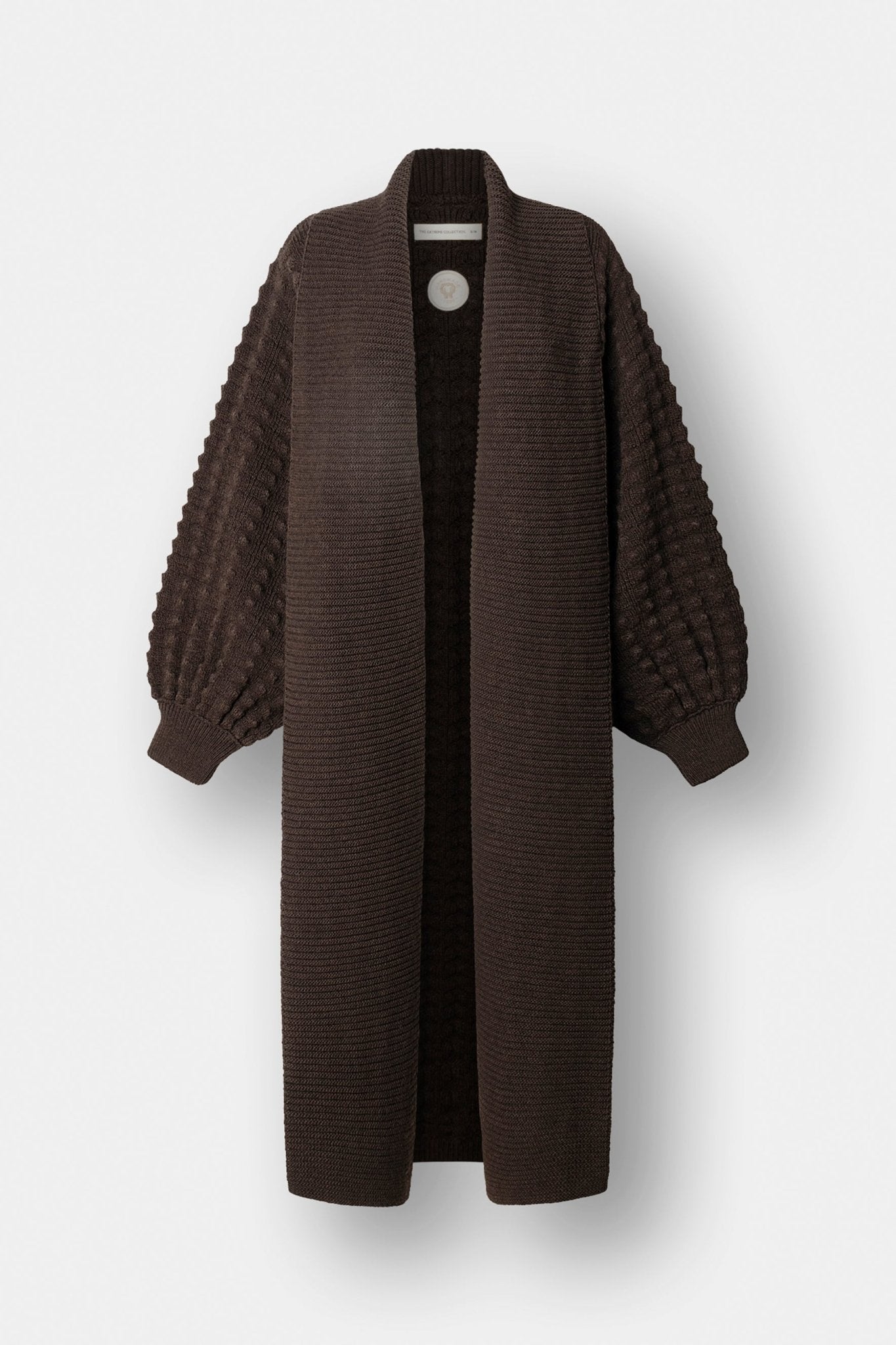 Cárdigan largo marrón de punto para mujer con mangas de textura geométrica y diseño minimalista.