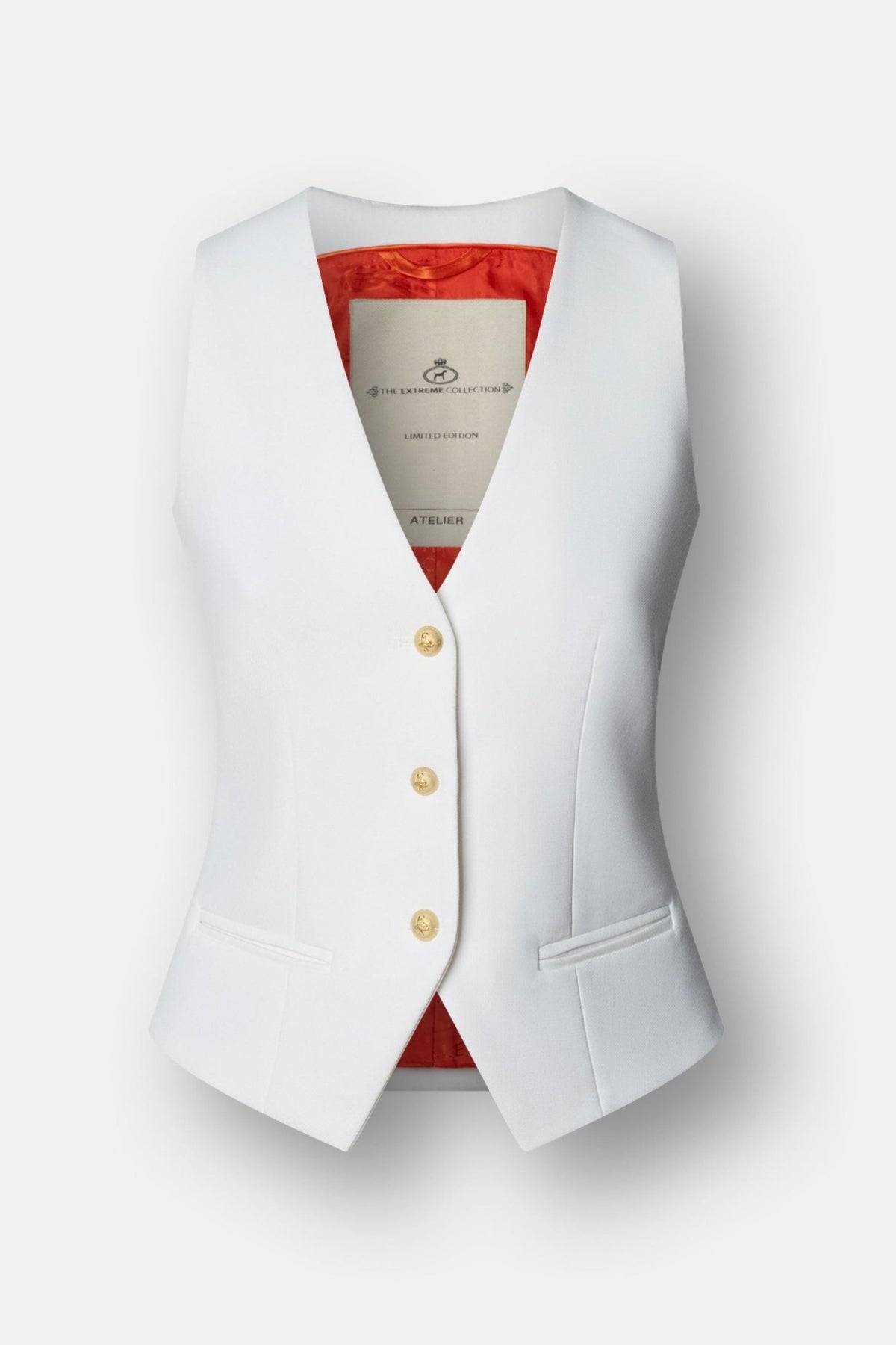 Chaleco sastre blanco Atelier en super crepe con tres botones, bolsillos de vivo y elegantes detalles dorados. Sastrería artesanal y sostenible hecha en España.