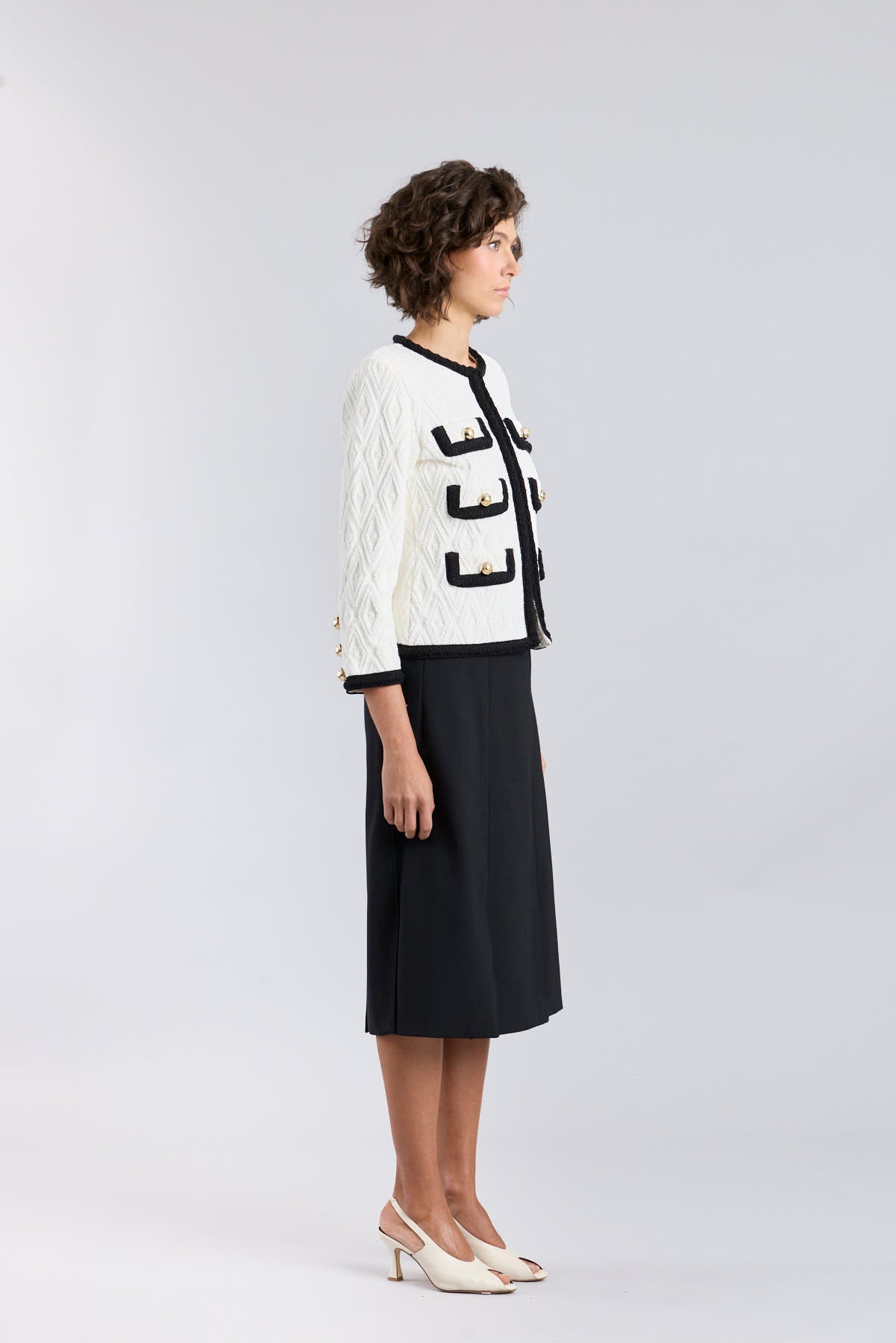 Chaqueta bicolor para mujer modelo Bianca en blanco con vivos negros.
