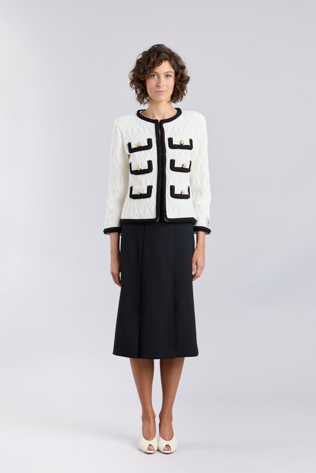 Chaqueta bicolor para mujer modelo Bianca en blanco con vivos negros.