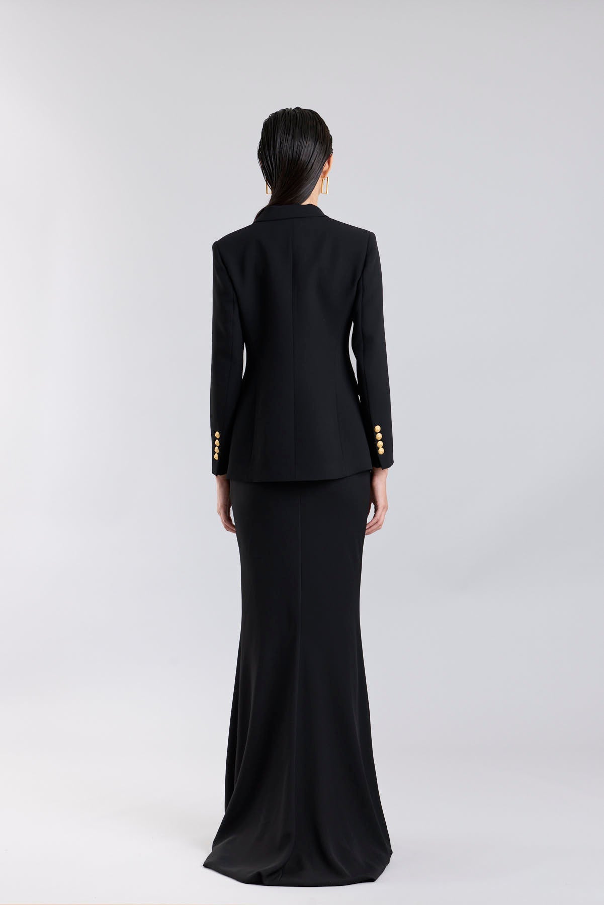 Chaqueta blazer de diseño cruzada en negro con solapas de pico blancas para mujer modelo Iconic Code 01.