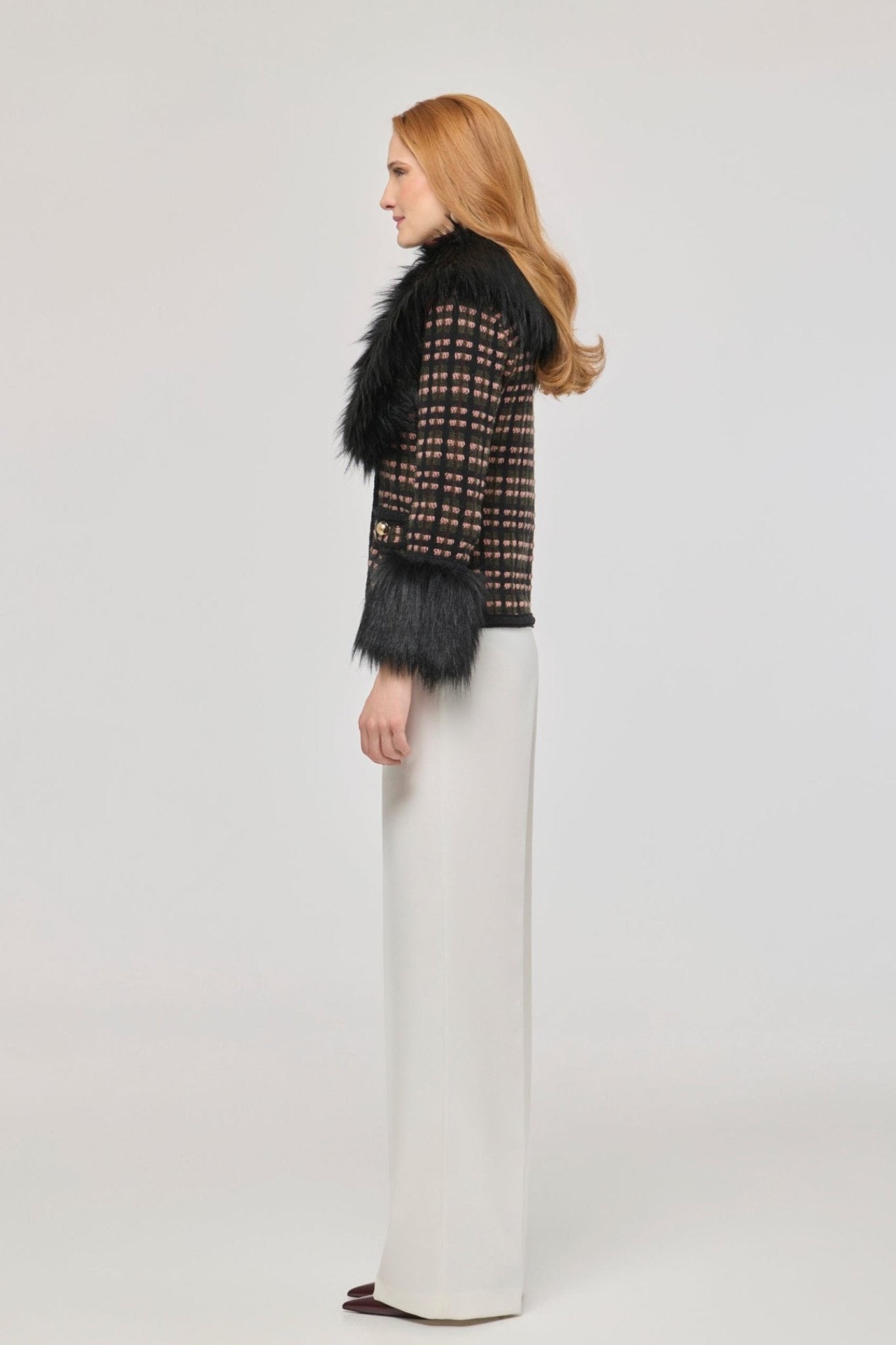 Chaqueta corta con aplicaciones de pelo ecológico Angele, con base de tejido estructurado multicolor y detalles de pelo en cuello y puños.