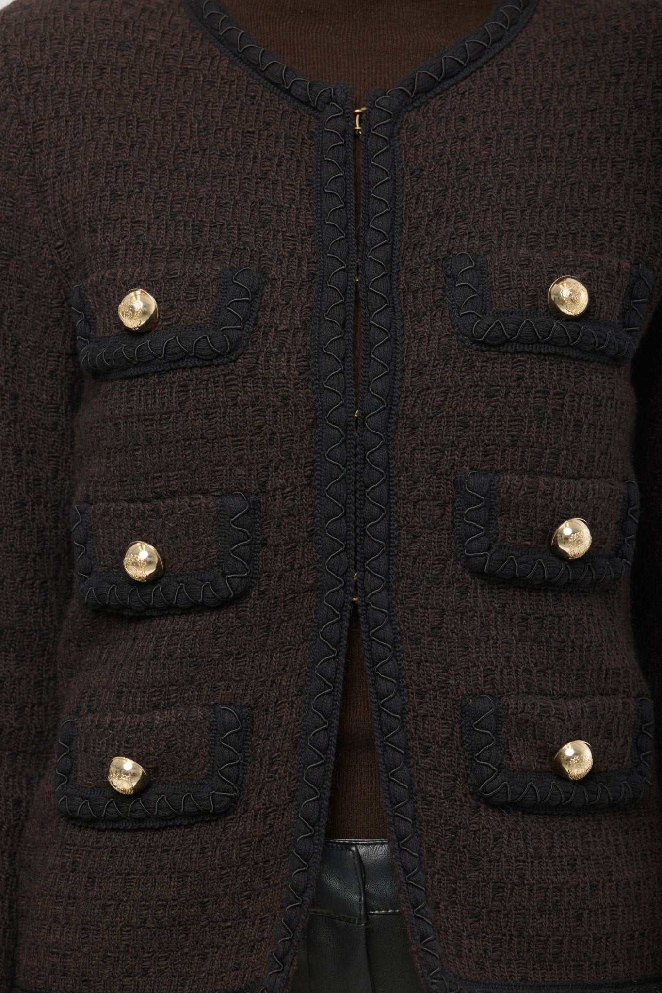 Chaqueta corta de punto marrón para mujer Preston, con ribetes en contraste y botones dorados.