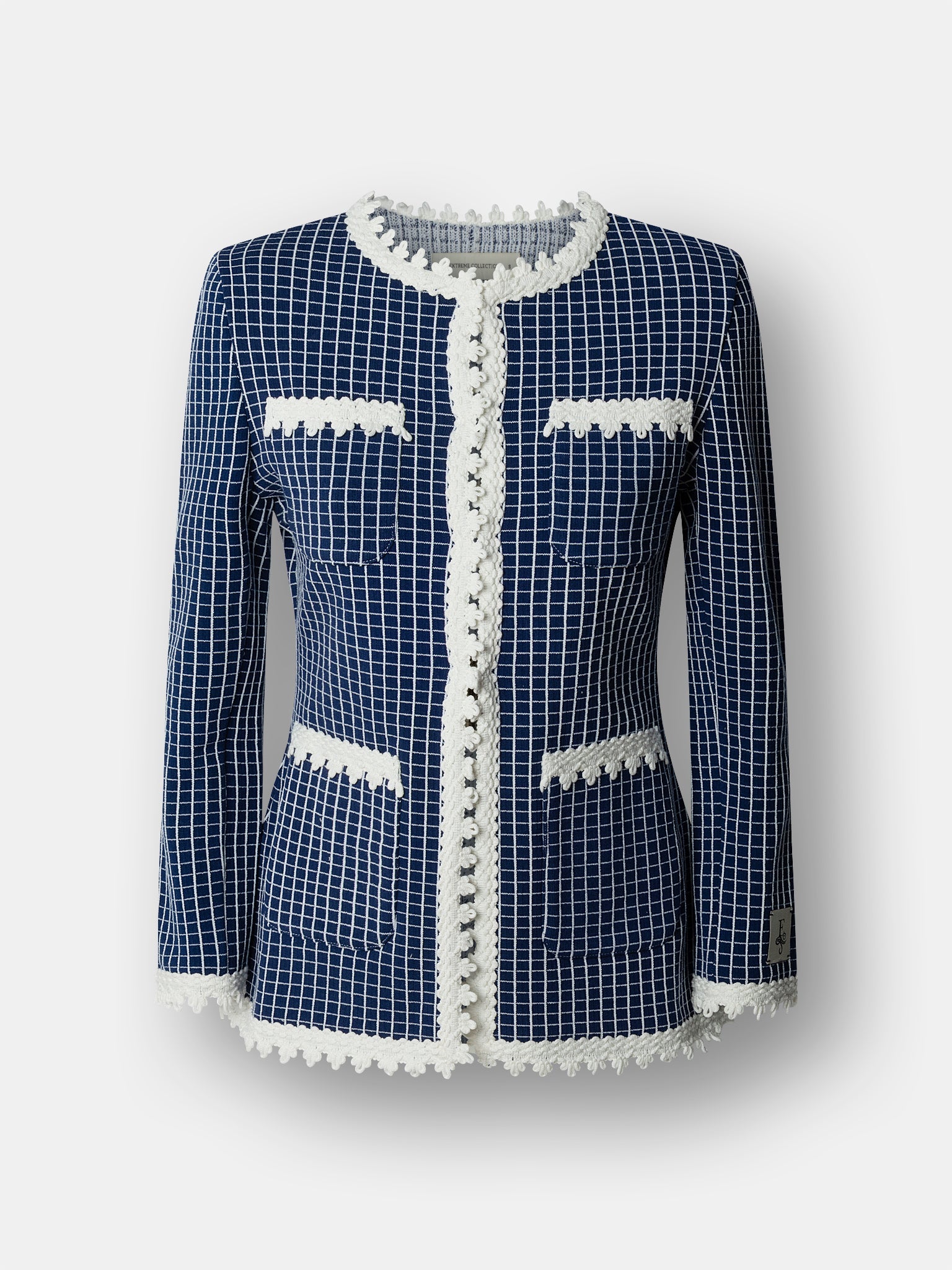 Chaqueta de lujo estructurada en azul noche para mujer modelo Jasper con acabados festoneados.