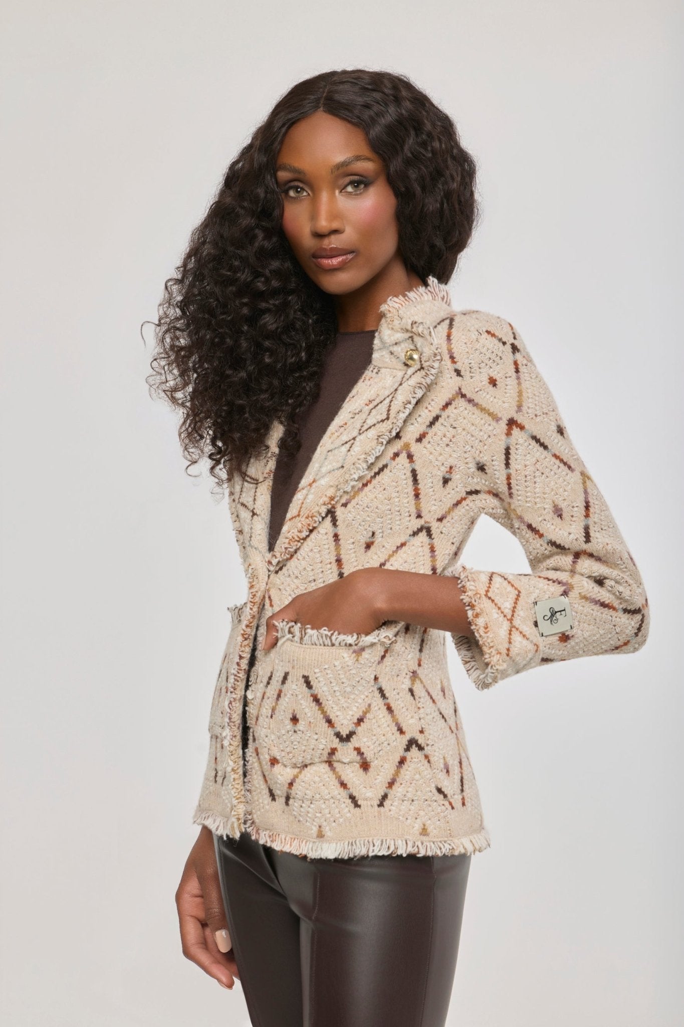 Chaqueta de punto jacquard Parker con patrón geométrico, solapas con acabado desflecado y botones dorados.