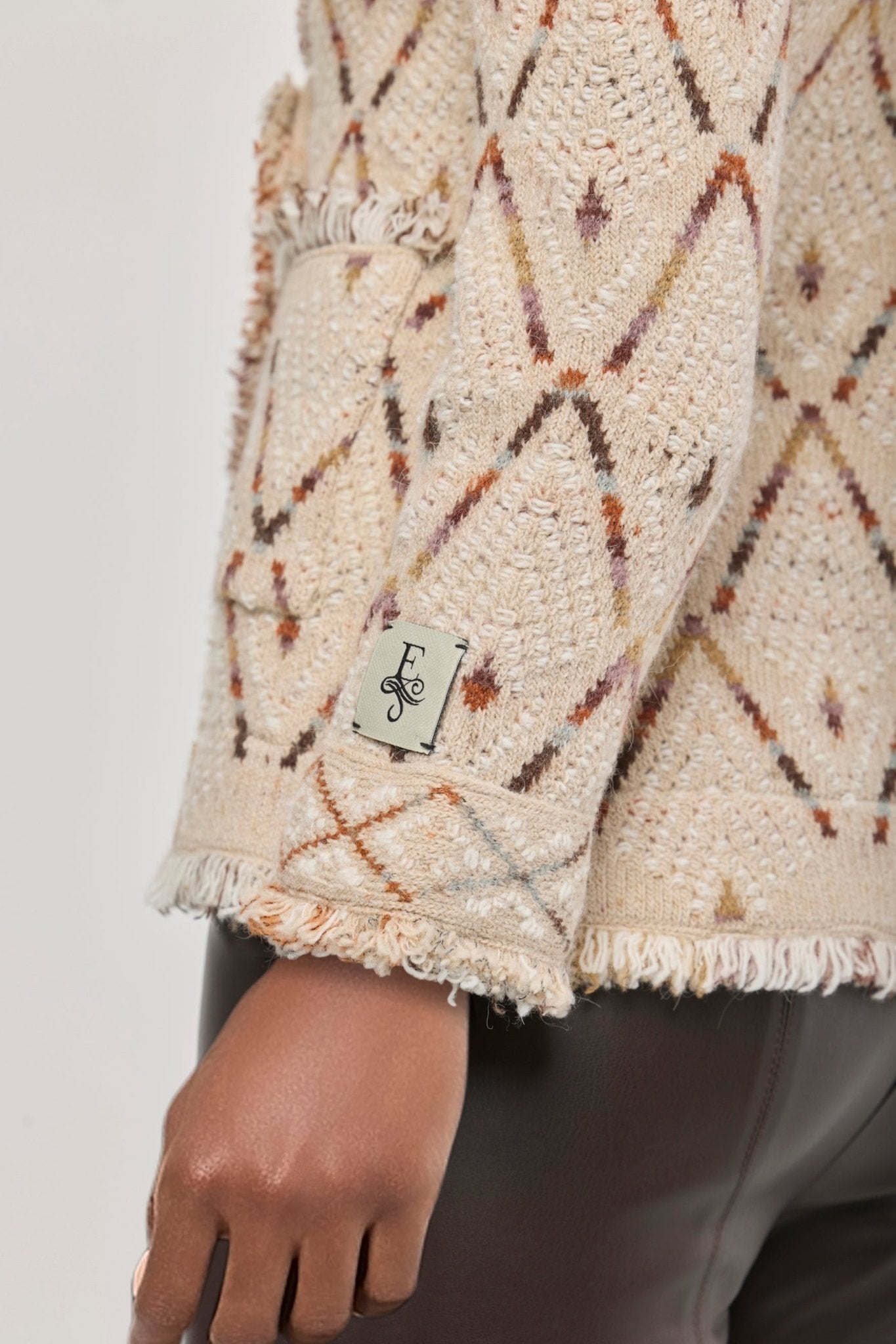 Chaqueta de punto jacquard Parker con patrón geométrico, solapas con acabado desflecado y botones dorados.